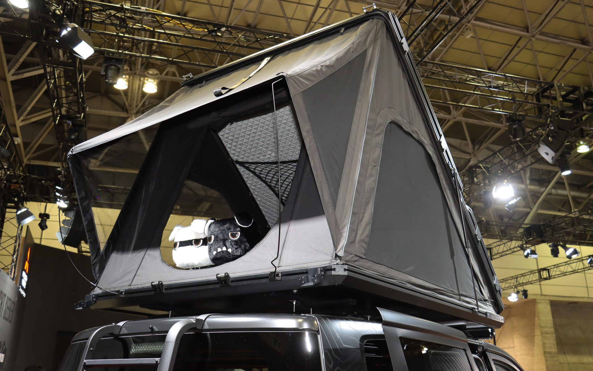 ポップアップテントの上に収納ボックスやスタックラダーを設置