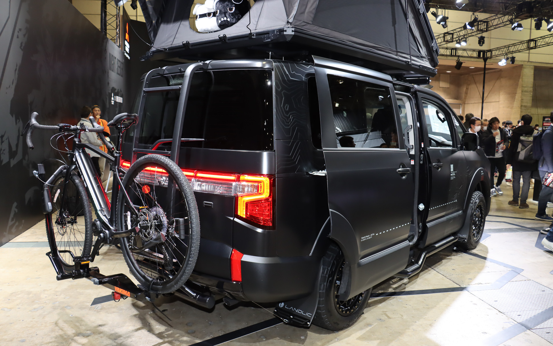 車両後方にはポップアップテントに登るためのリアラダーやサイクルキャリアが追加されている