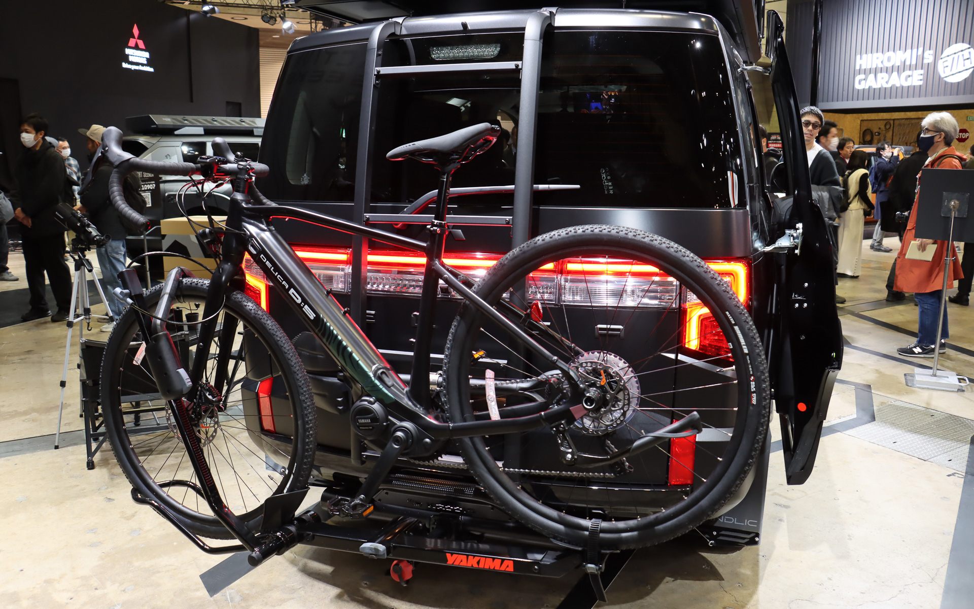 車両後方にはポップアップテントに登るためのリアラダーやサイクルキャリアが追加されている