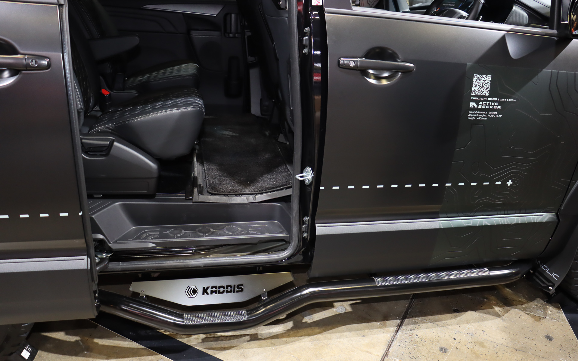 側面にはステップを兼ねた太いガードパイプを備える