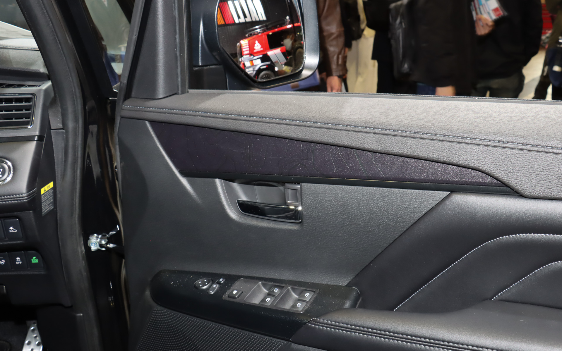 ドアトリムにも十勝の地形をデザイン化したグラフィックスを採用