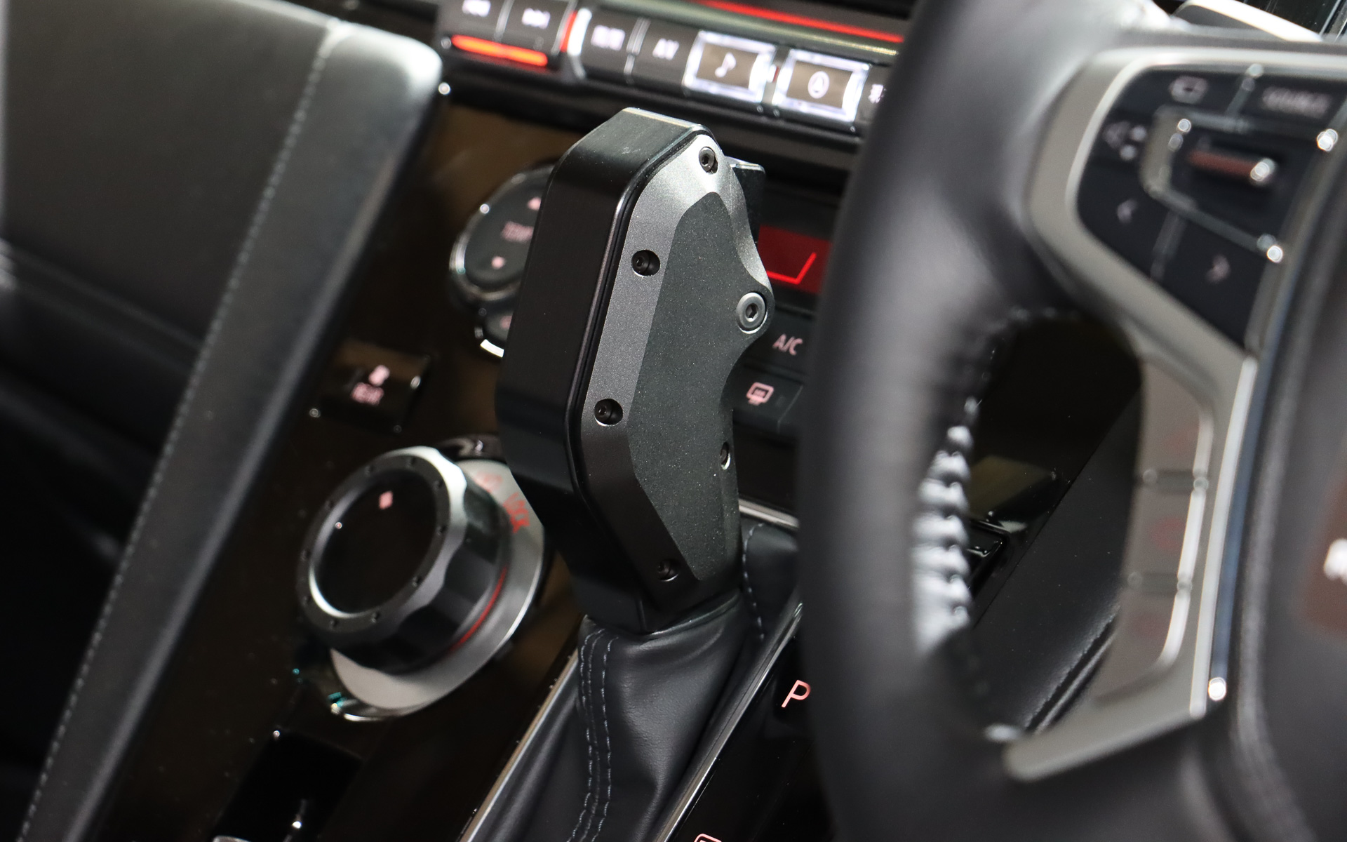 アシストグリップやシフトセレクターもデザイン変更されている