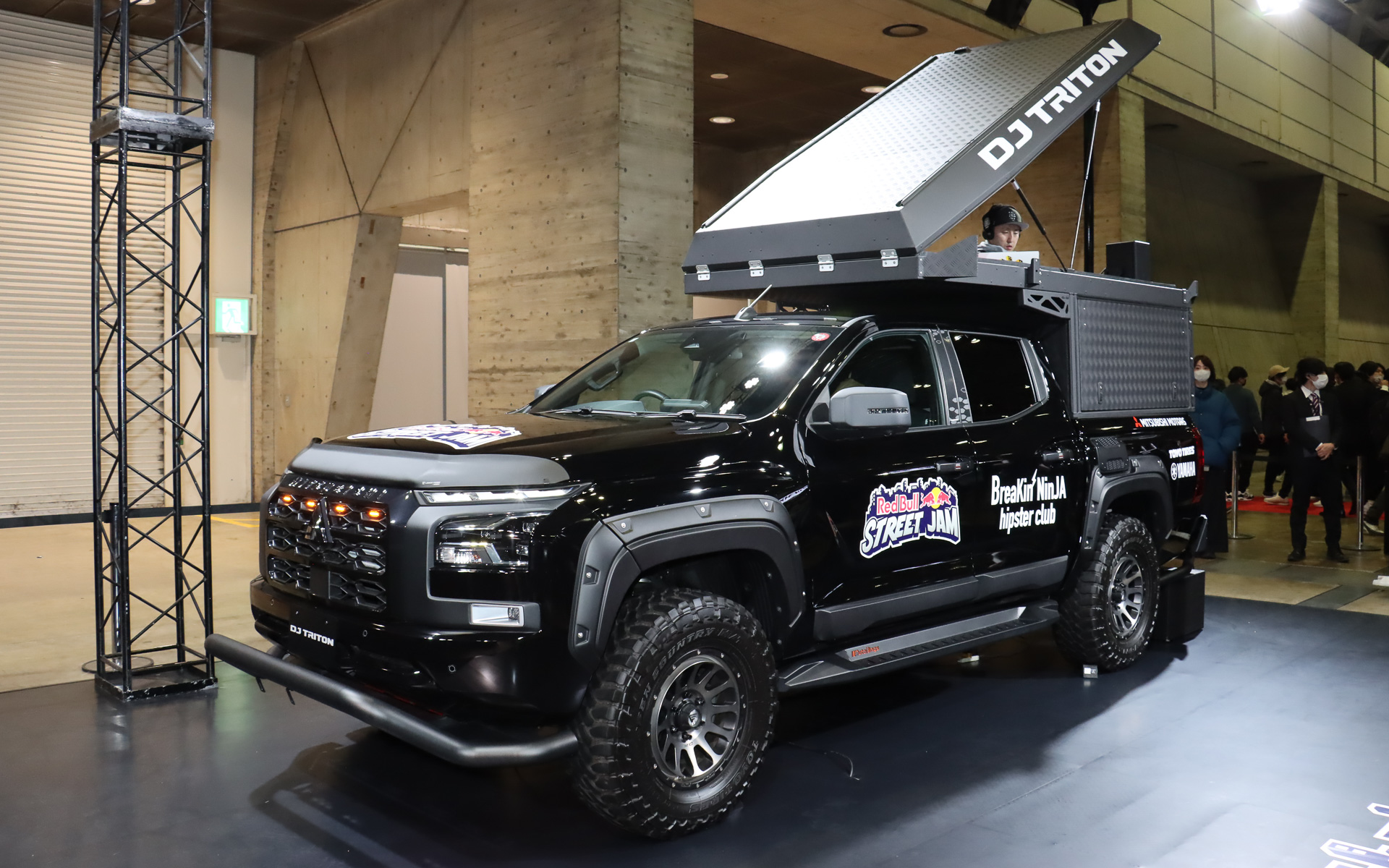 「DJトライトン」