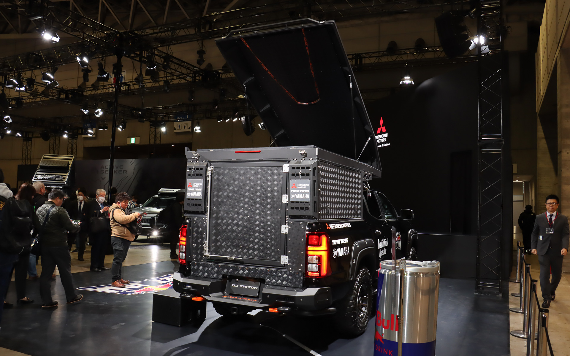 トライトンのカーゴスペースにDJブースを設置