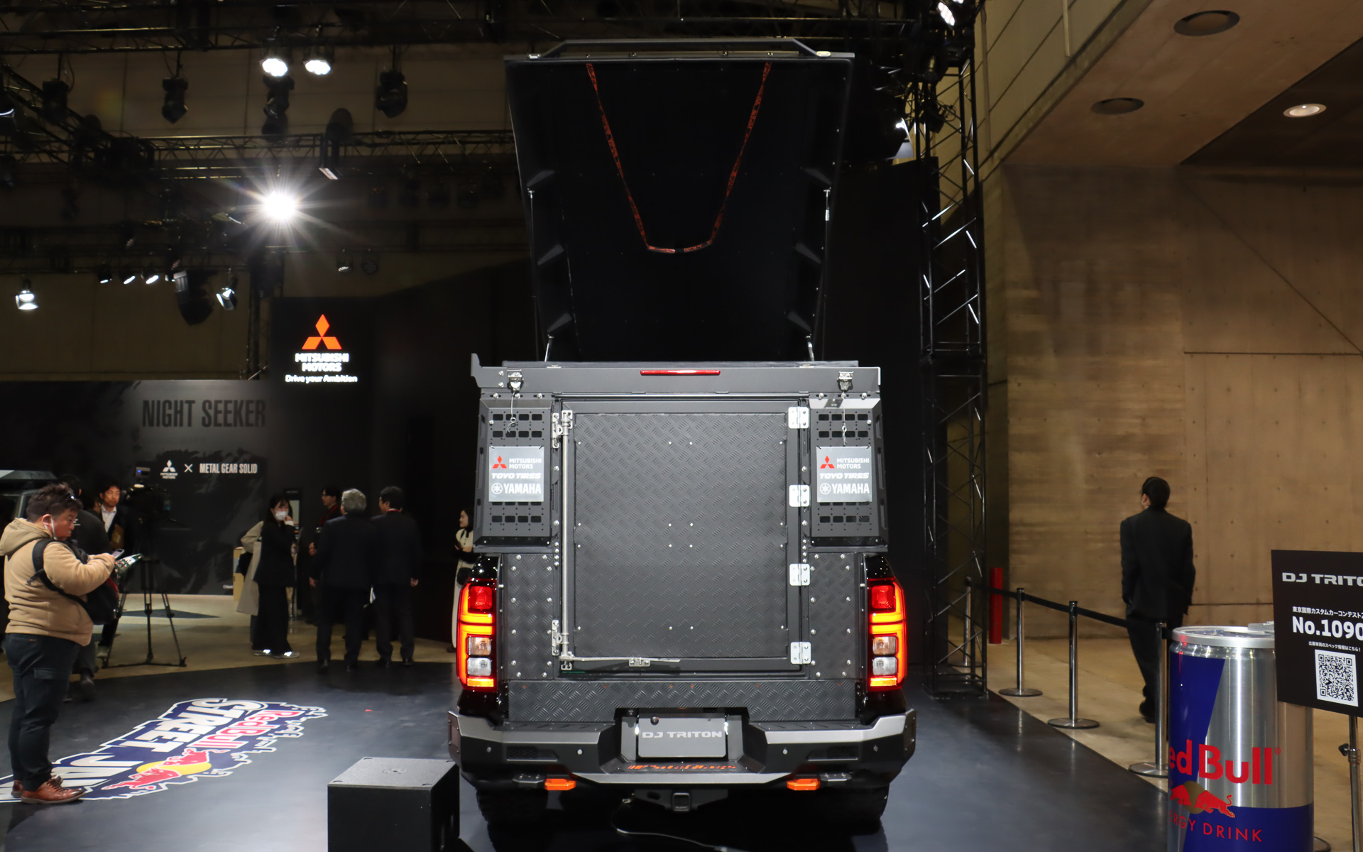 トライトンのカーゴスペースにDJブースを設置