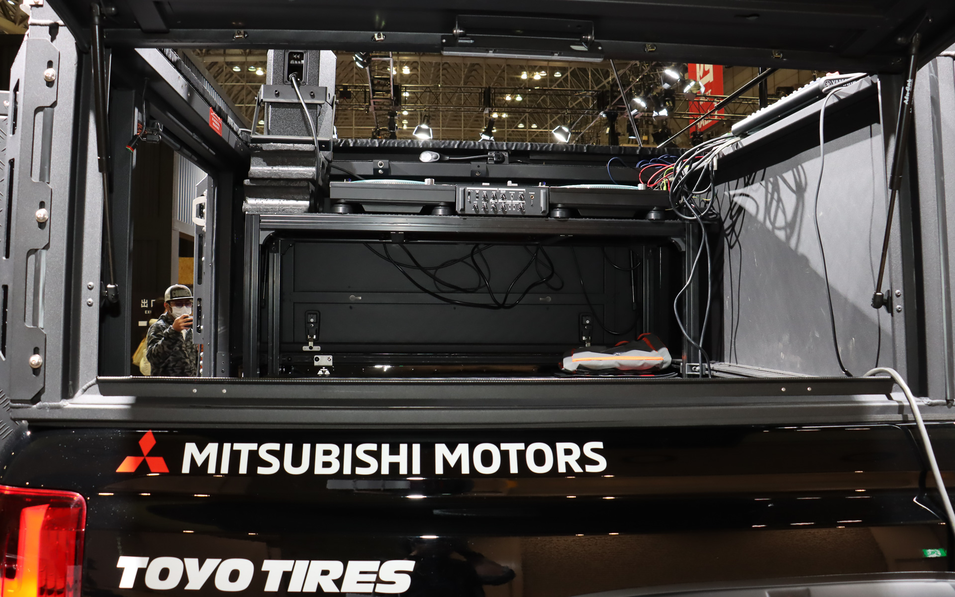 オートサロンの期間中はもRed Bull Street Jamメンバーによるステージショーを毎日2回開催する予定