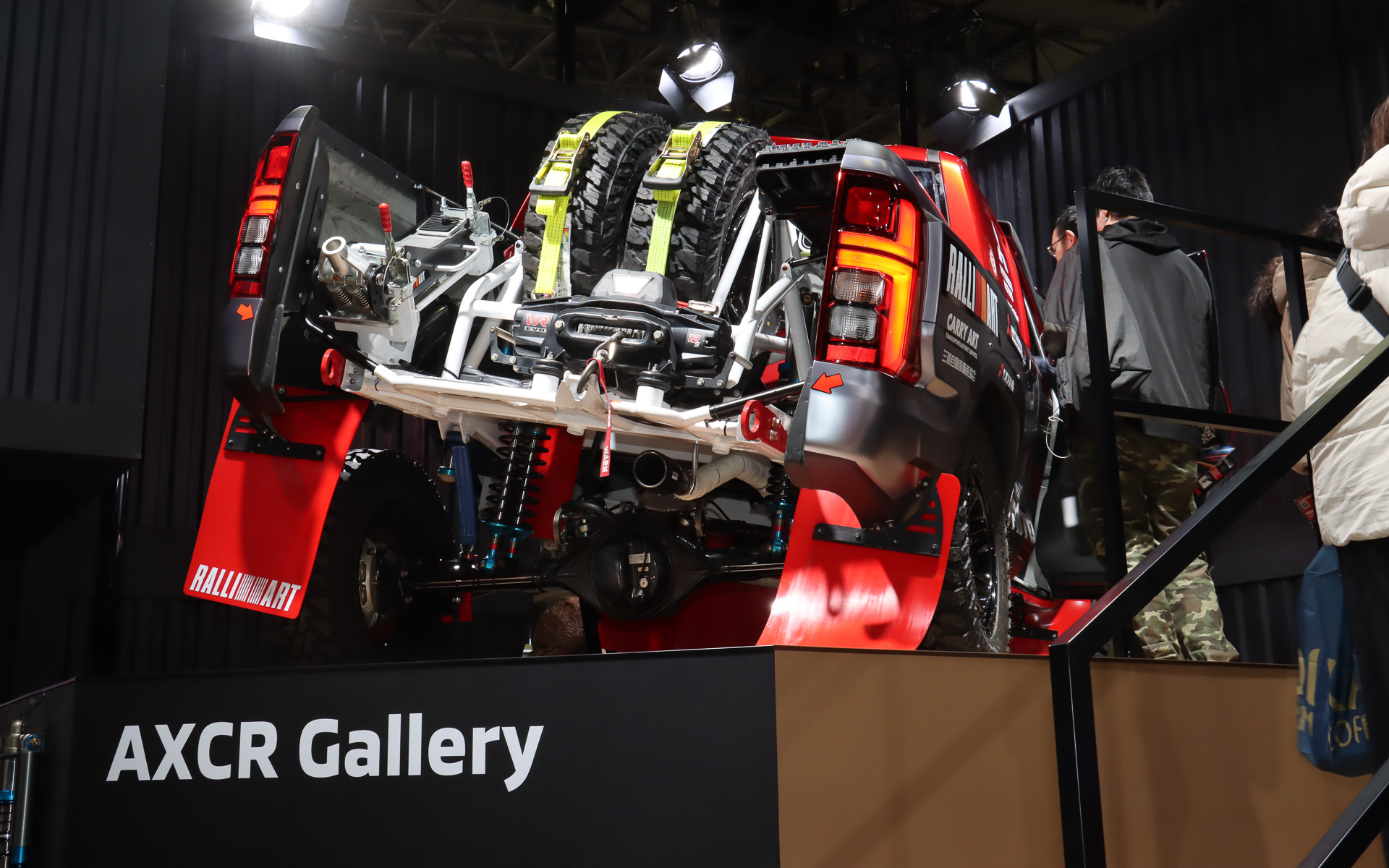 高い場所に車両が設置されたことで、車両のフロア下なども覗き込んで見学できるようになっていた