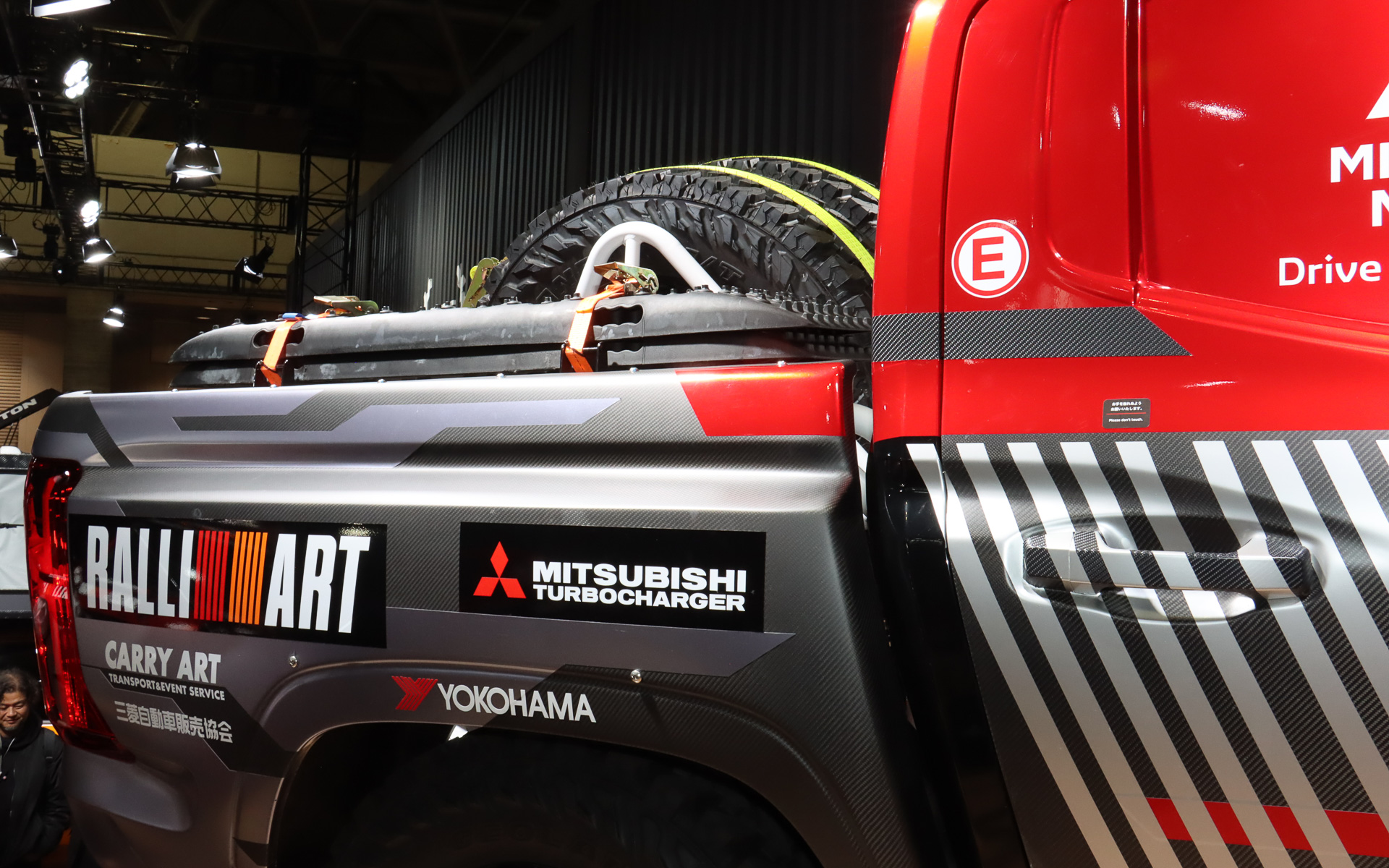 高い場所に車両が設置されたことで、車両のフロア下なども覗き込んで見学できるようになっていた