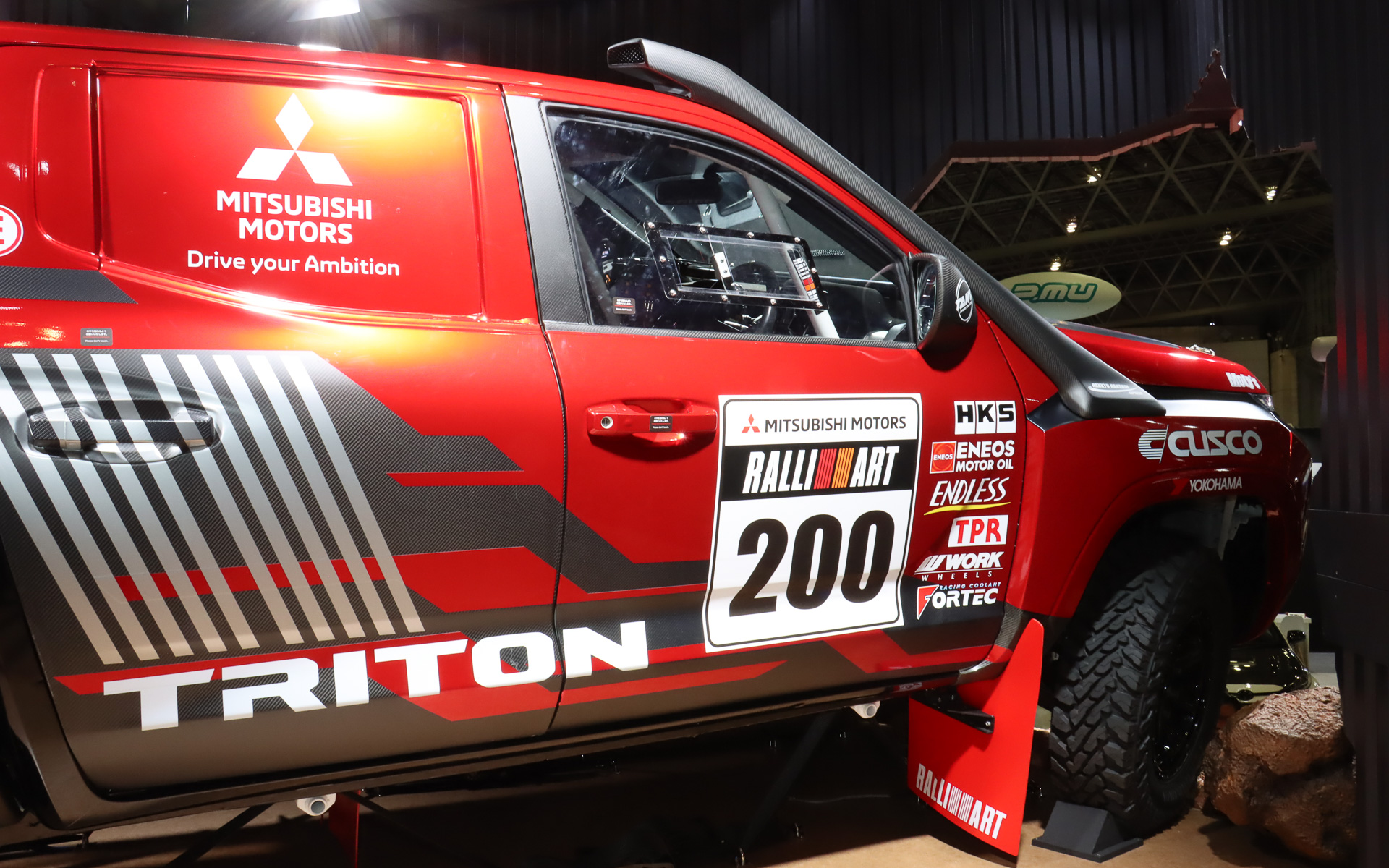 高い場所に車両が設置されたことで、車両のフロア下なども覗き込んで見学できるようになっていた