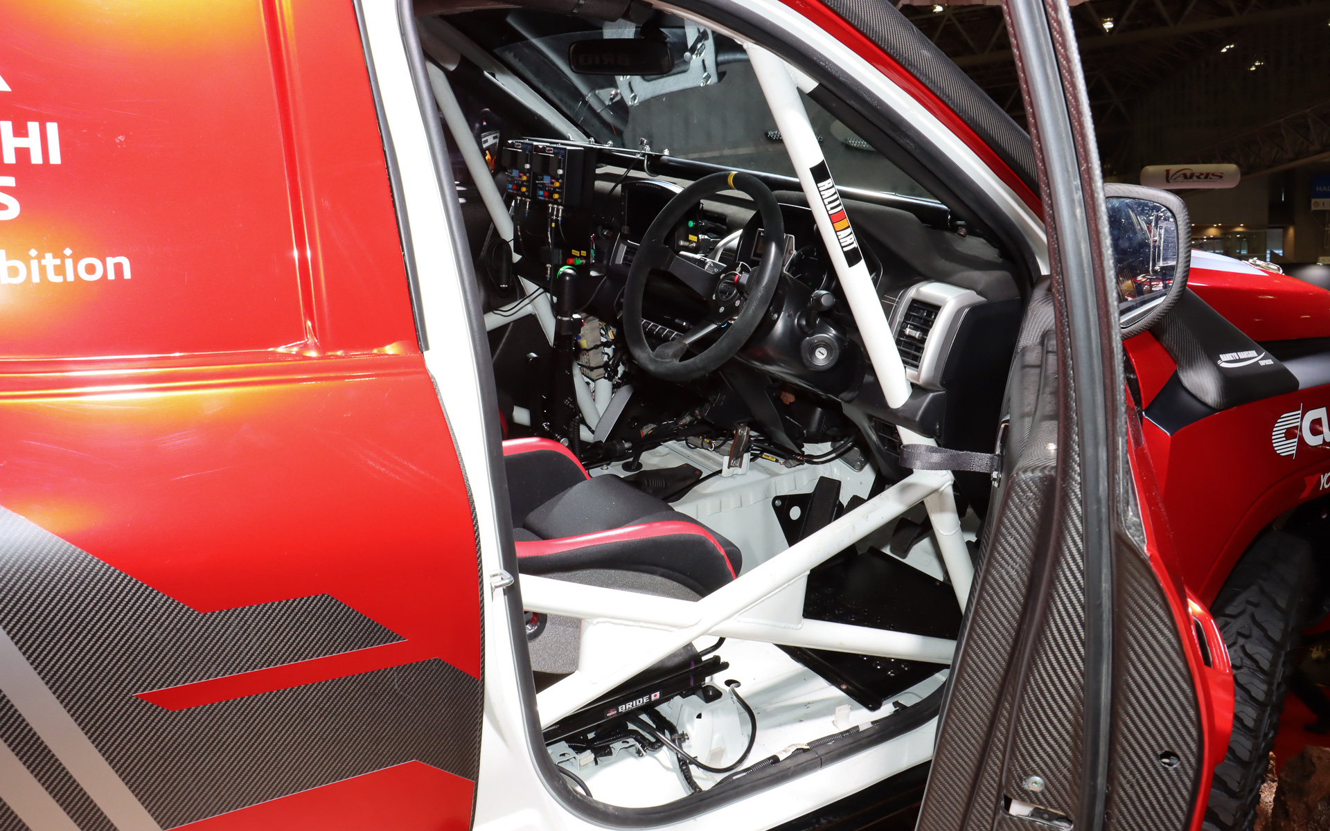 高い場所に車両が設置されたことで、車両のフロア下なども覗き込んで見学できるようになっていた