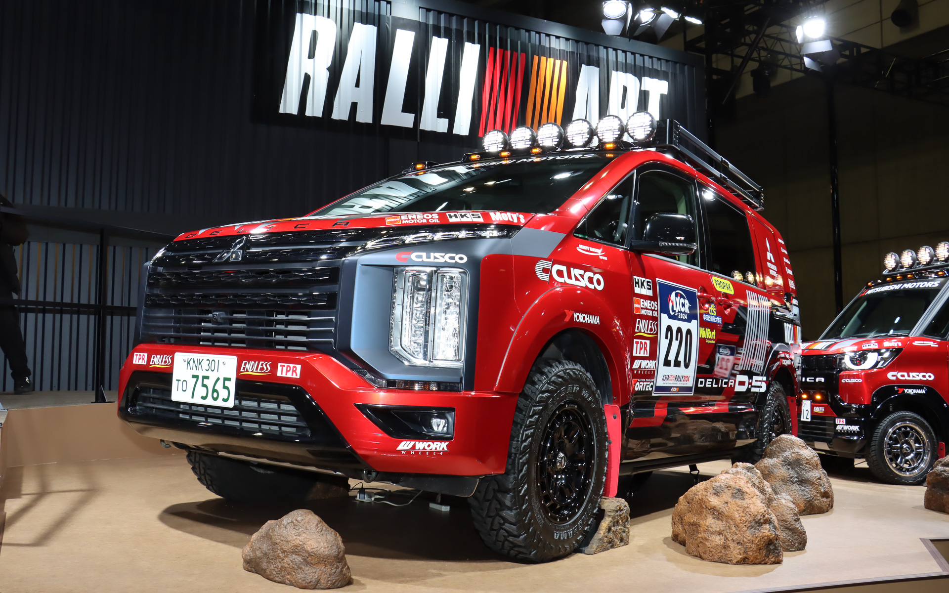 「デリカD：5 AXCR 2024 サポートカー」（実走車両）