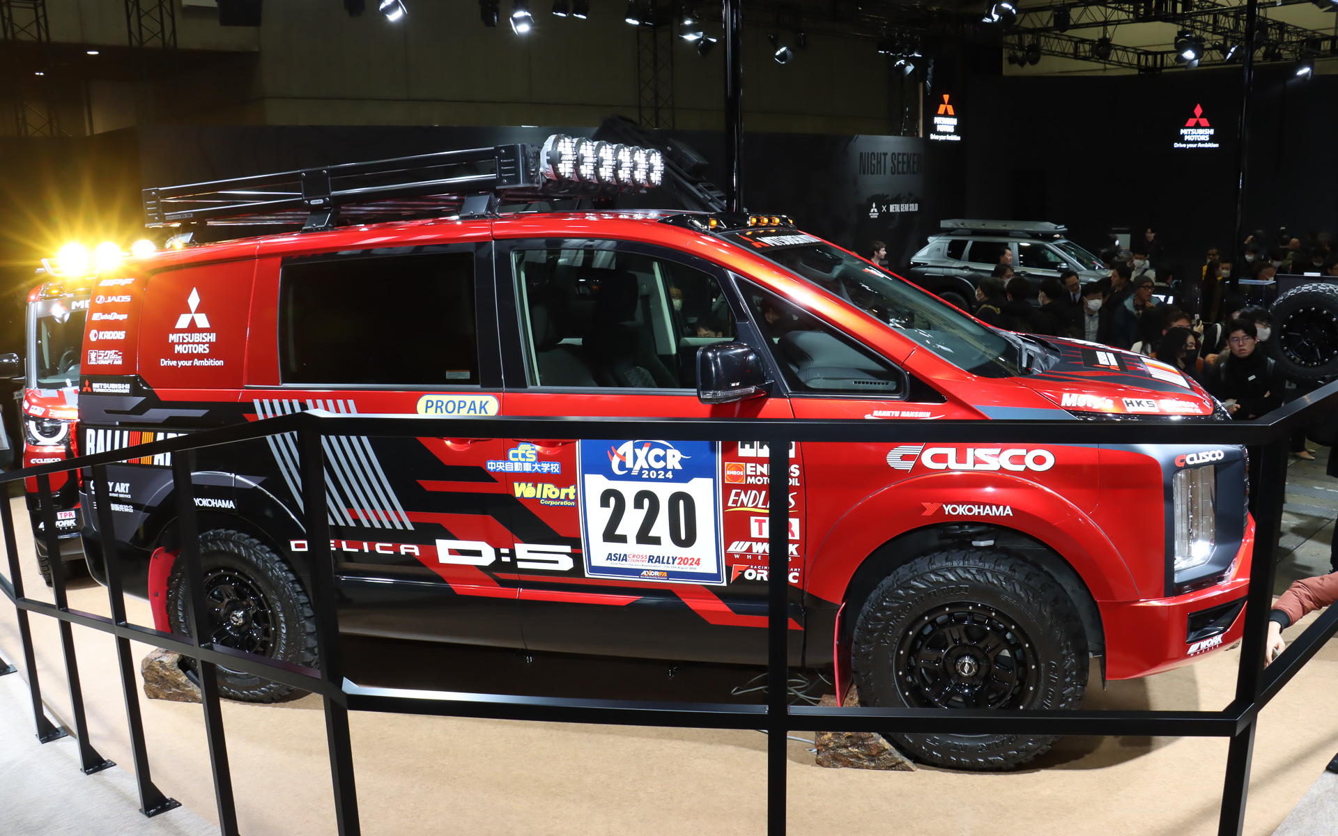 リフトアップサスペンションや横浜ゴム製のジオランダー M/T G003、、ヘビーデューティキャリア、ワーキングランプなどを装着している