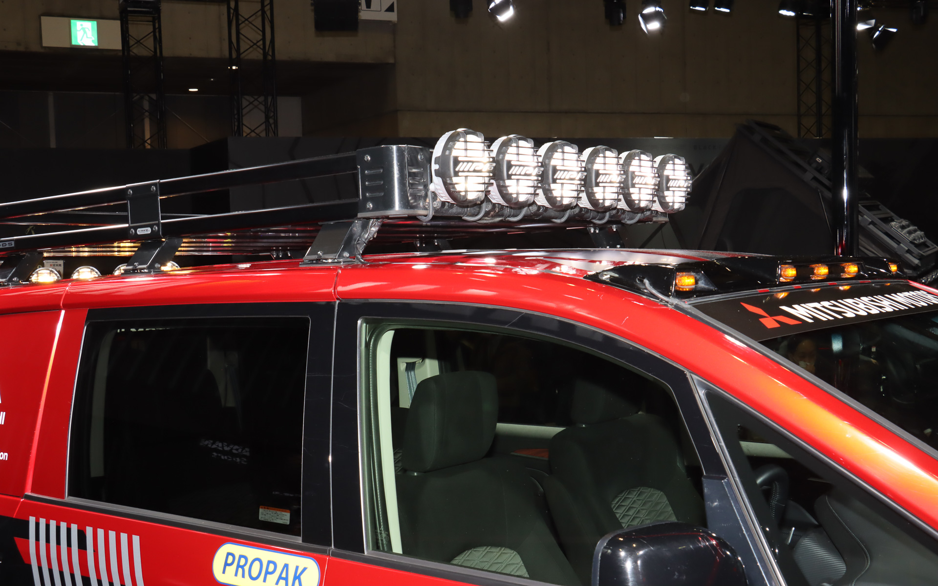 リフトアップサスペンションや横浜ゴム製のジオランダー M/T G003、、ヘビーデューティキャリア、ワーキングランプなどを装着している