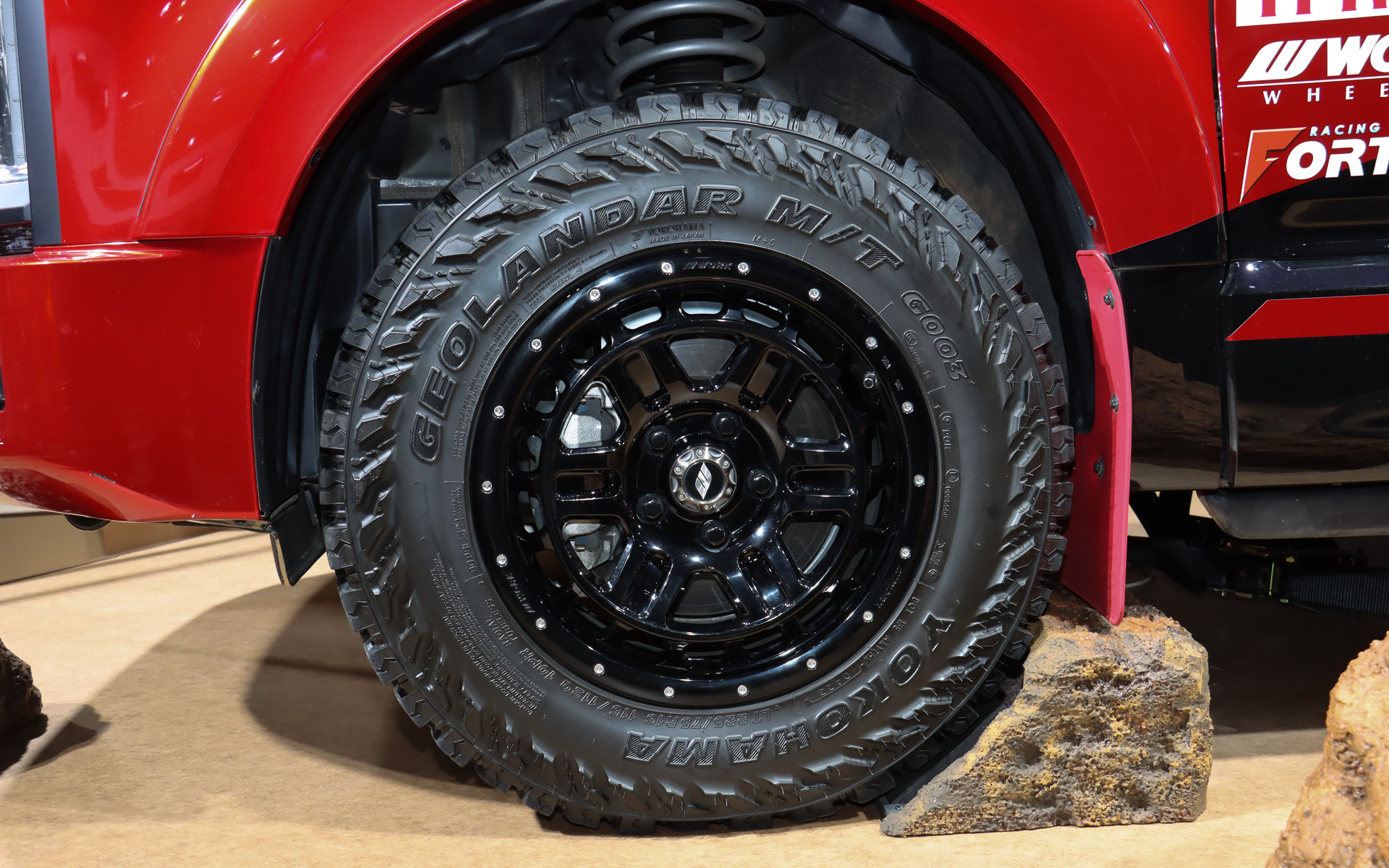 リフトアップサスペンションや横浜ゴム製のジオランダー M/T G003、、ヘビーデューティキャリア、ワーキングランプなどを装着している