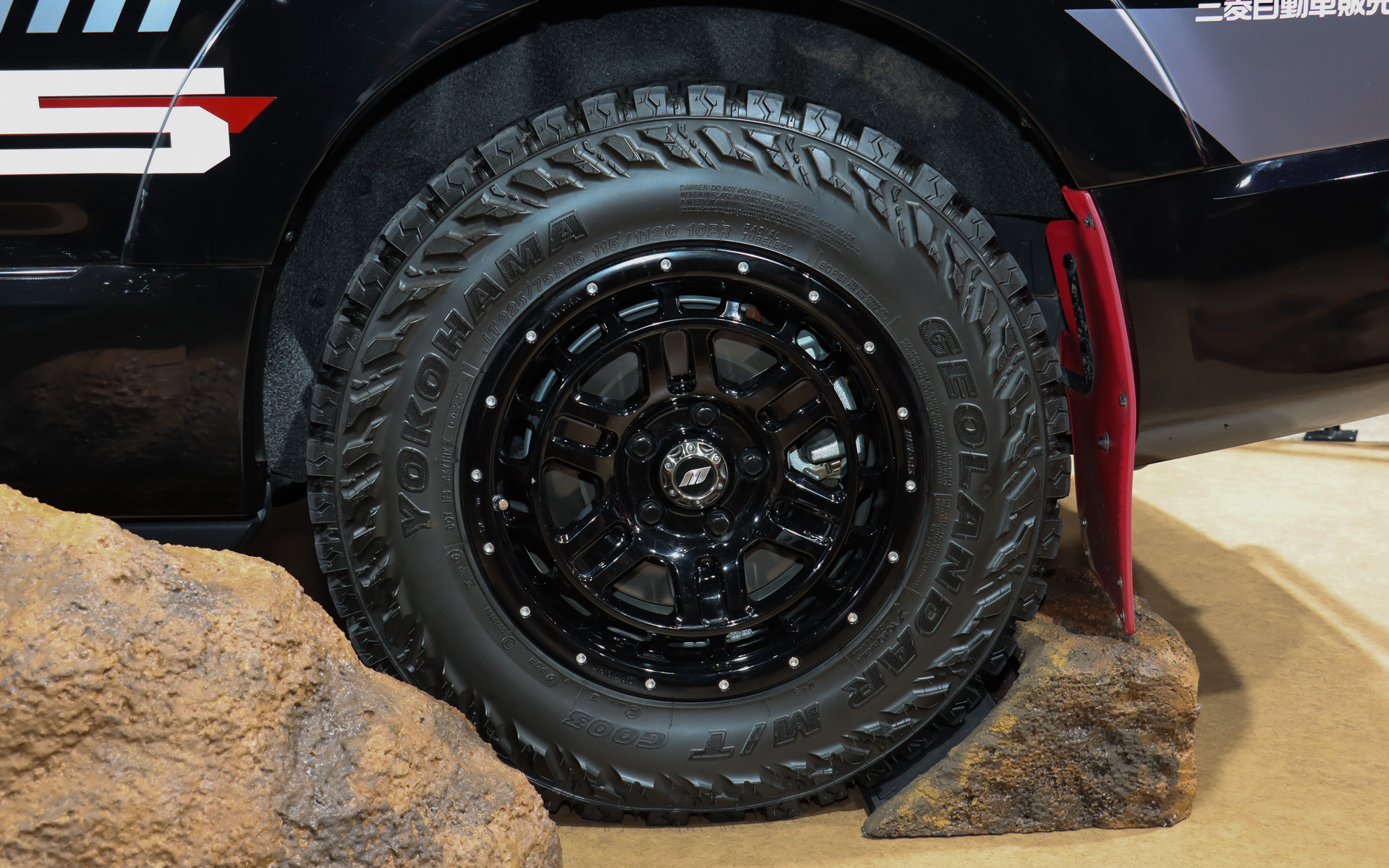 リフトアップサスペンションや横浜ゴム製のジオランダー M/T G003、、ヘビーデューティキャリア、ワーキングランプなどを装着している