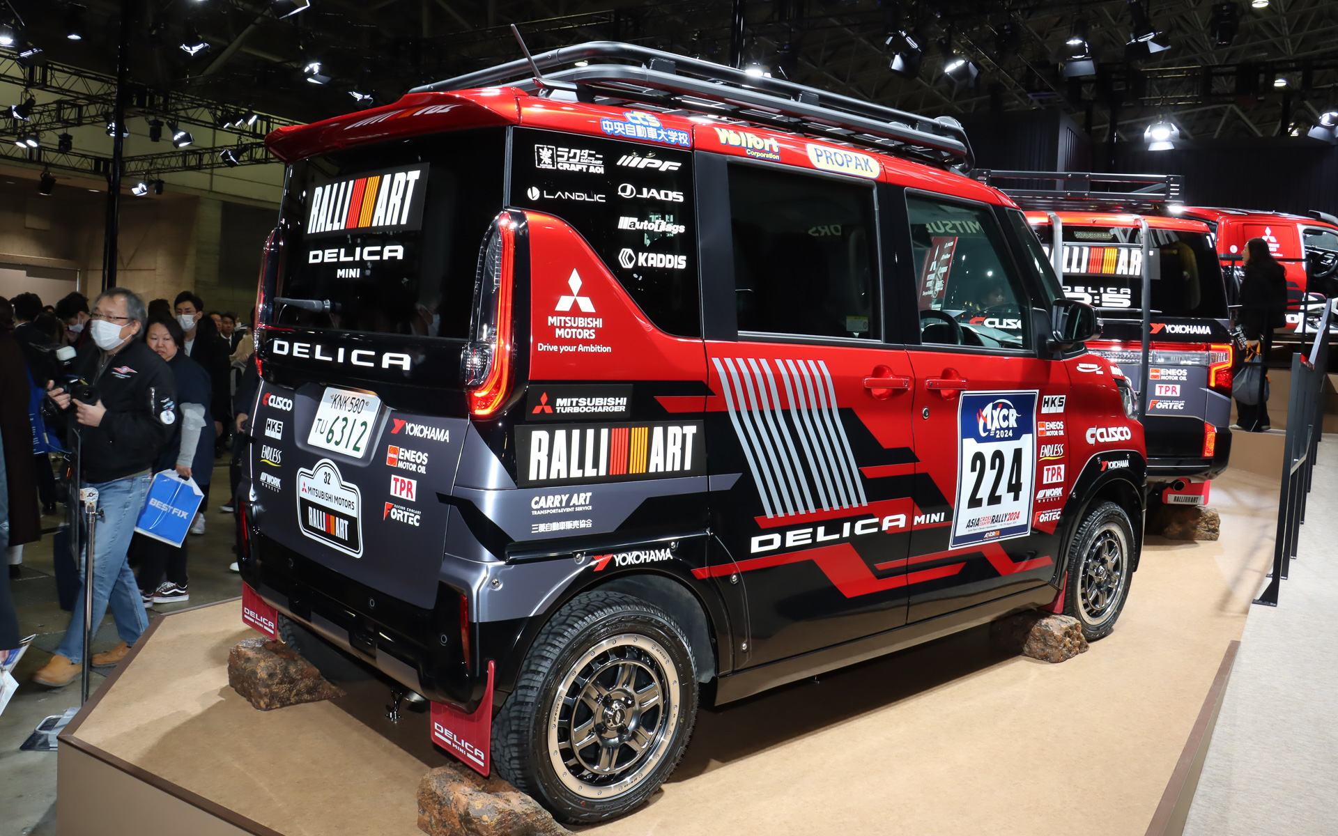 JAOSのリフトアップスプリングを採用して車高を20～25mm高めた