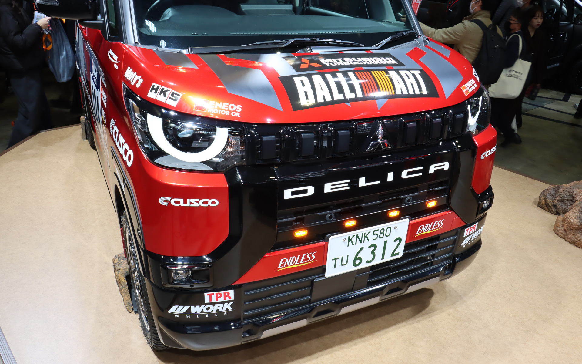 JAOSのリフトアップスプリングを採用して車高を20～25mm高めた