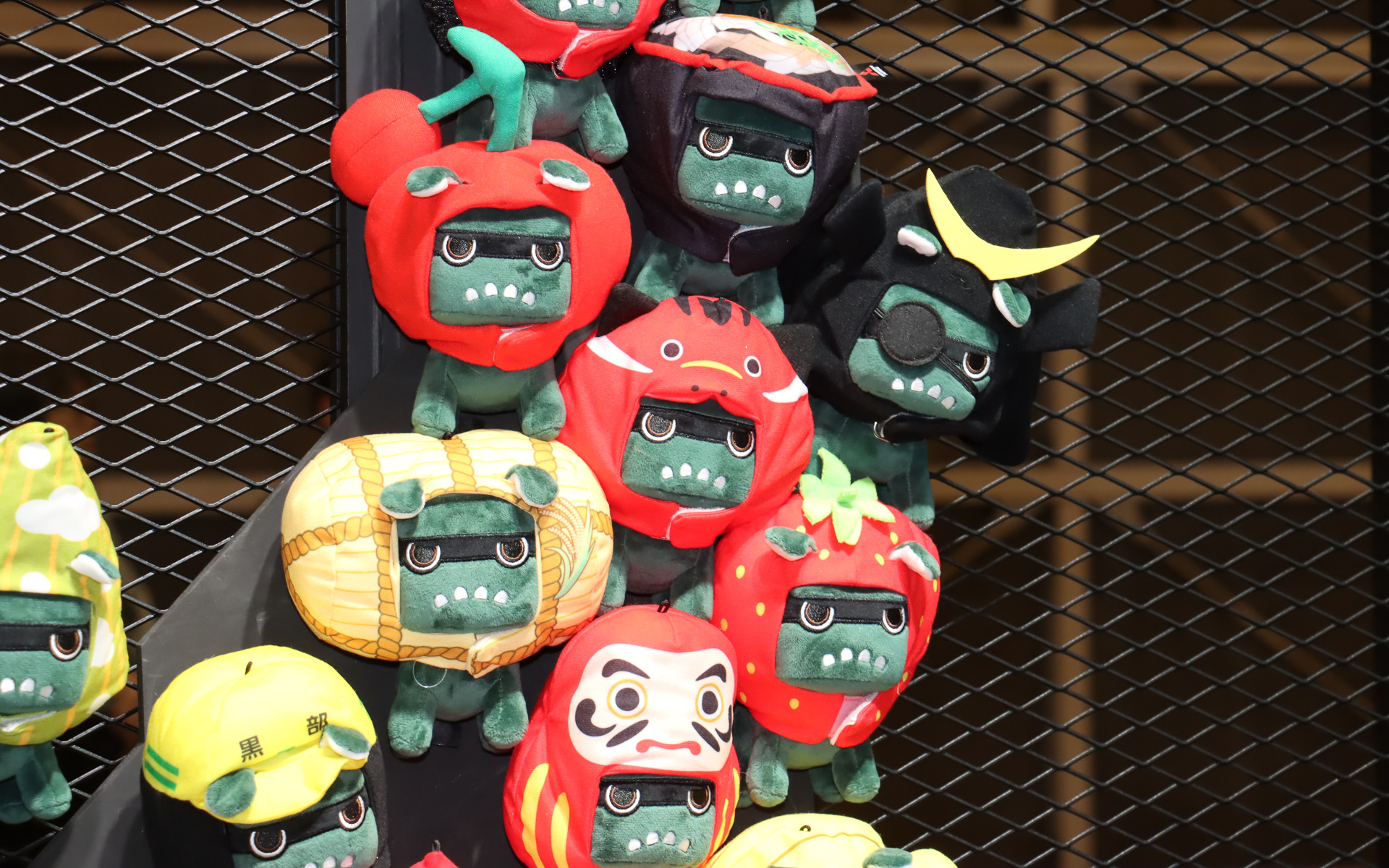 「47都道府県 ご当地デリ丸。をはじめとする「デリ丸。COLLECTIO」グッズを多数並べ、多くの人が列を作る盛況ぶり。ご当地デリ丸。では「宮城県 伊達政宗」が一番人気とのこと