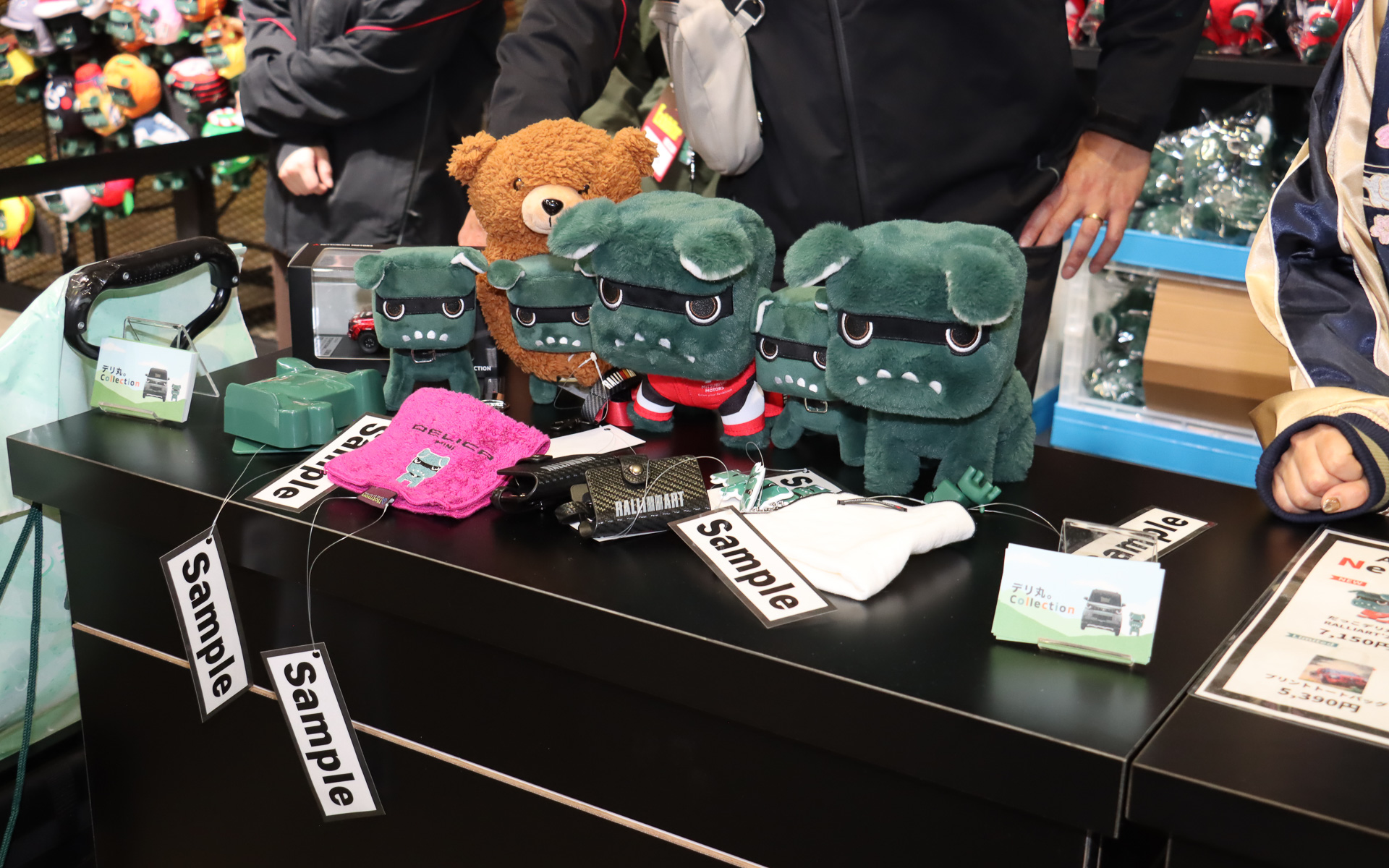 「47都道府県 ご当地デリ丸。をはじめとする「デリ丸。COLLECTIO」グッズを多数並べ、多くの人が列を作る盛況ぶり。ご当地デリ丸。では「宮城県 伊達政宗」が一番人気とのこと