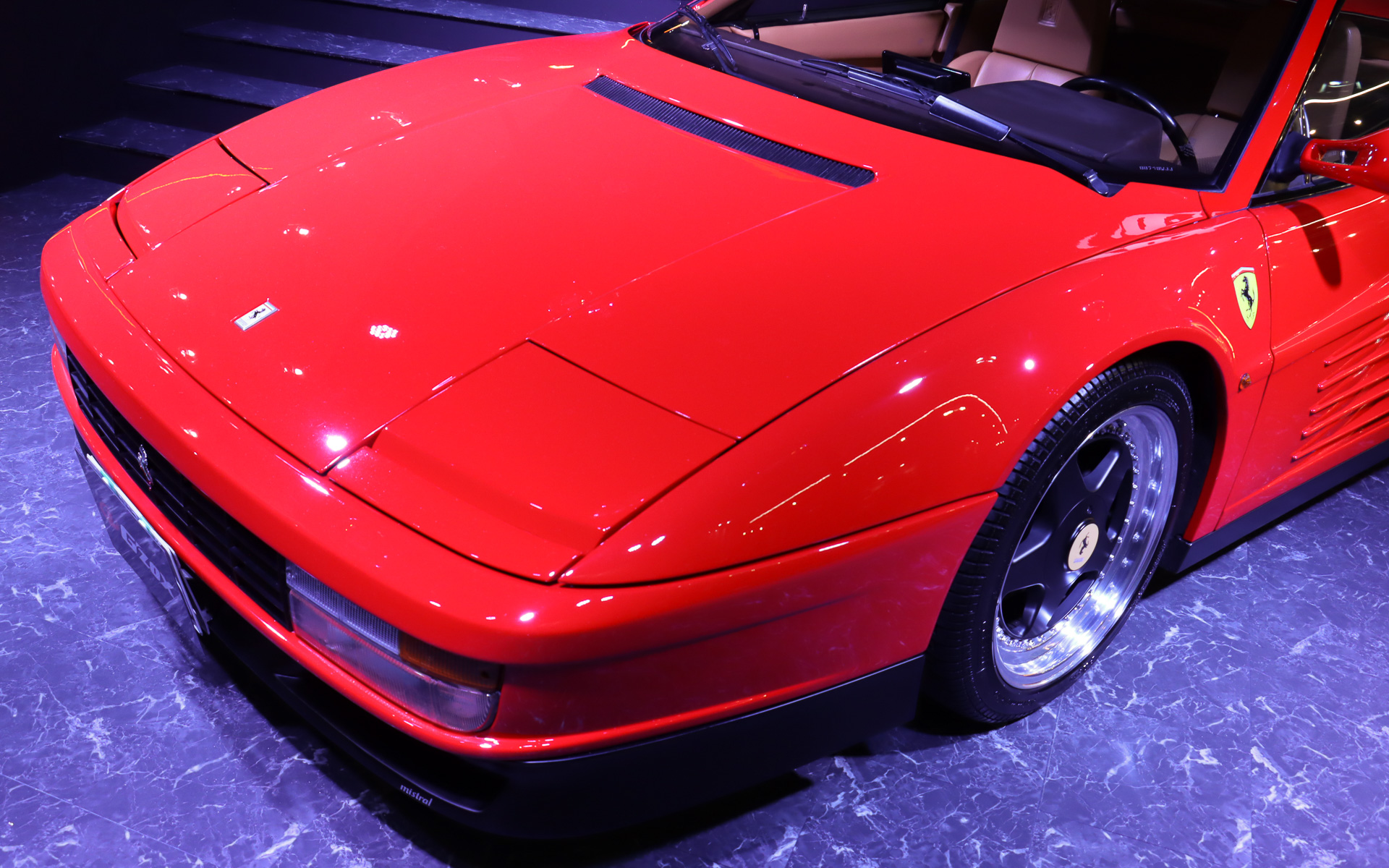 ボディにG'ZOXシリーズの最上位モデル「リアルガラスコート classM」を施工するほか、ボディ下側の未塗装部分には発売前の未塗装樹脂コートIIが施されている