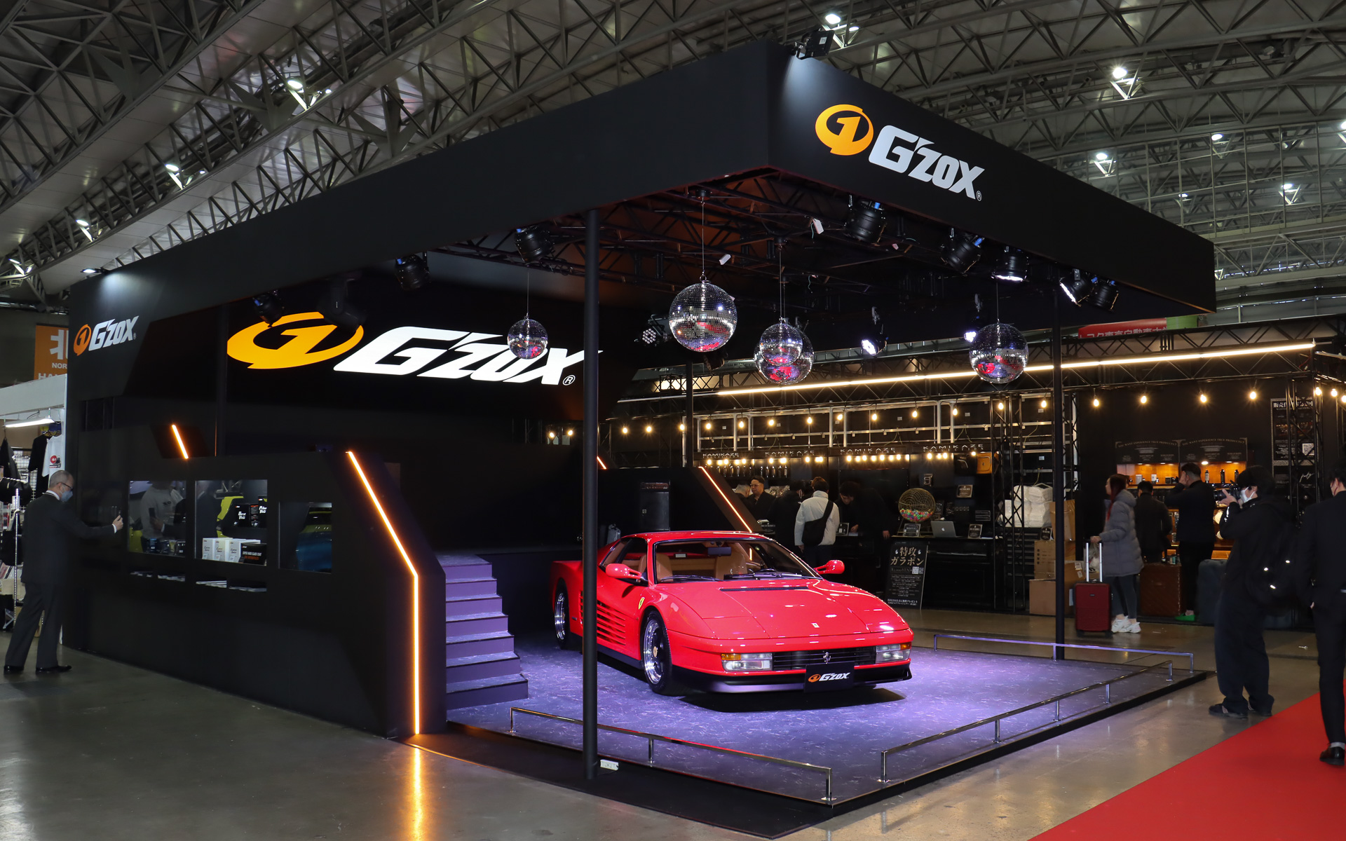 ミラーボールを吊るしたブースでは、DJがダンスミュージックを流してダンサーが踊り、1980年代～1990年代のディスコシーンを表現する