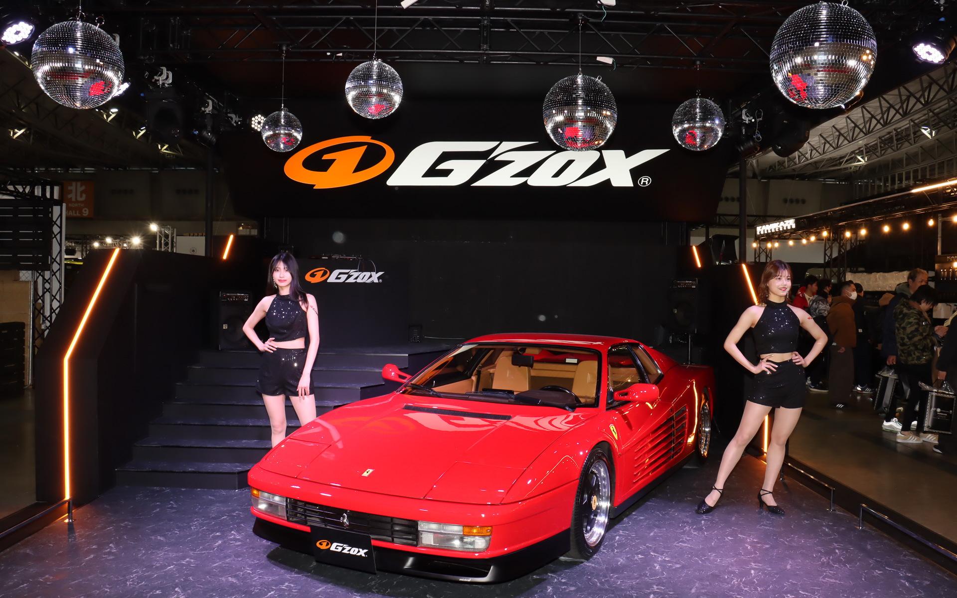 ミラーボールを吊るしたブースでは、DJがダンスミュージックを流してダンサーが踊り、1980年代～1990年代のディスコシーンを表現する