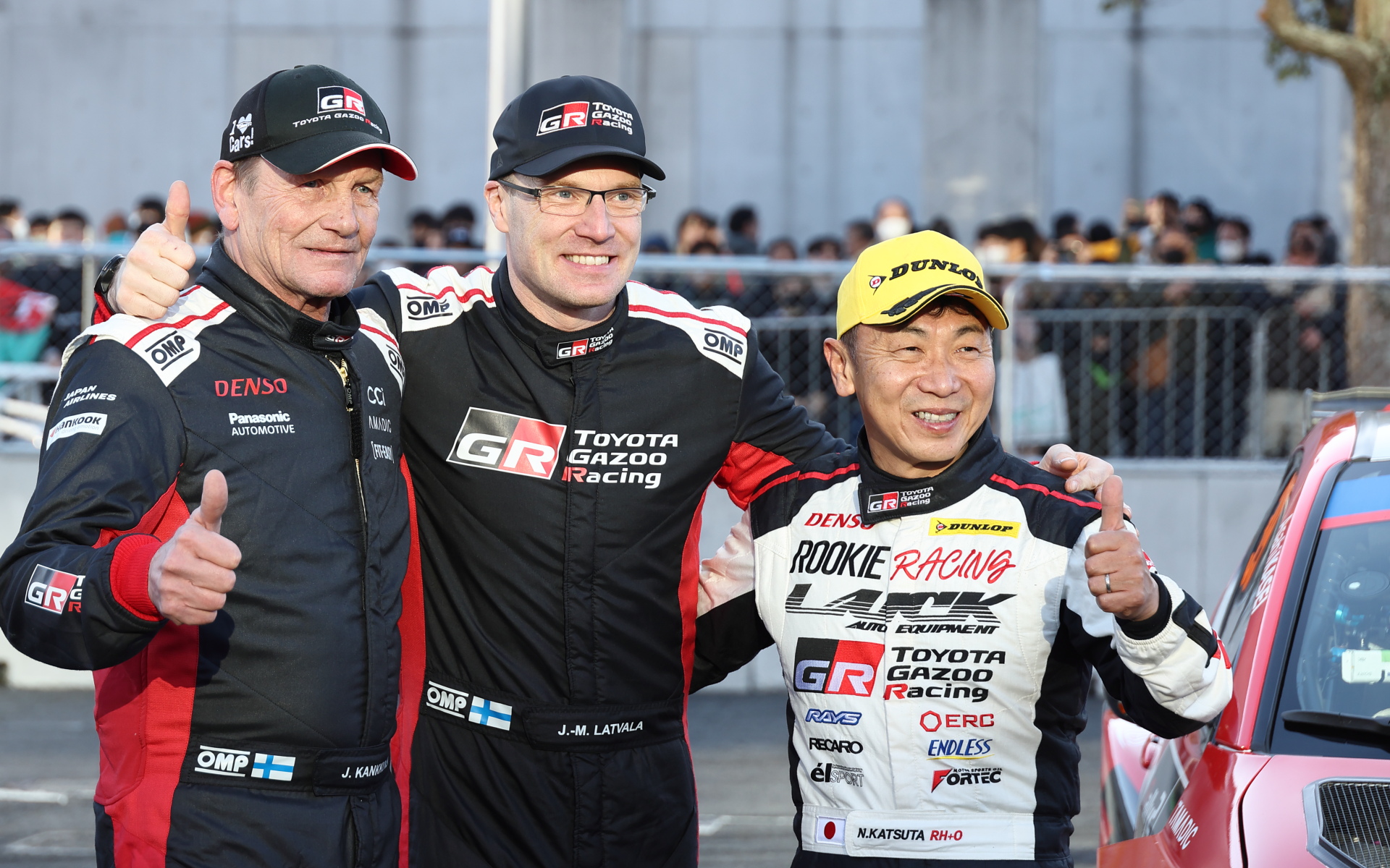 デモランを行なったユハ・カンクネン氏（左）、ヤリ＝マティ・ラトバラ氏（中央）、勝田範彦選手（右）