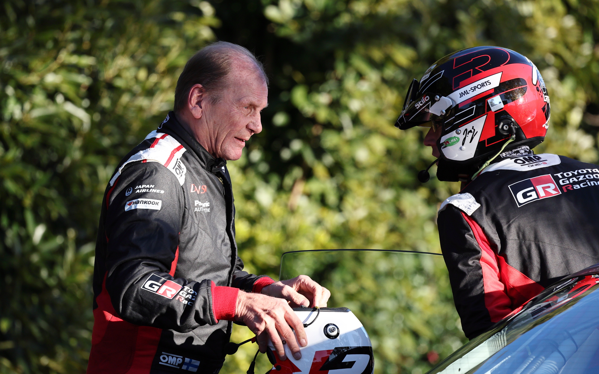 ST185セリカはユハ・カンクネン氏とヤリ＝マティ・ラトバラ氏が交代でデモラン。ドライバーチェンジの際に打ち合わせる両氏