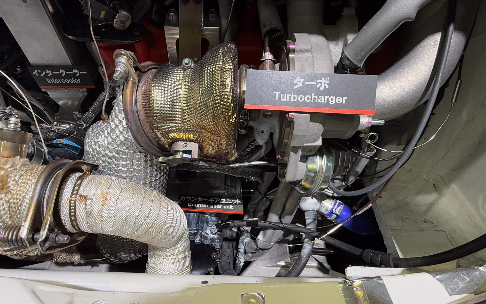 ターボ下部にあるのがカウンターギヤユニット。このユニットでフロントにトルクを導く