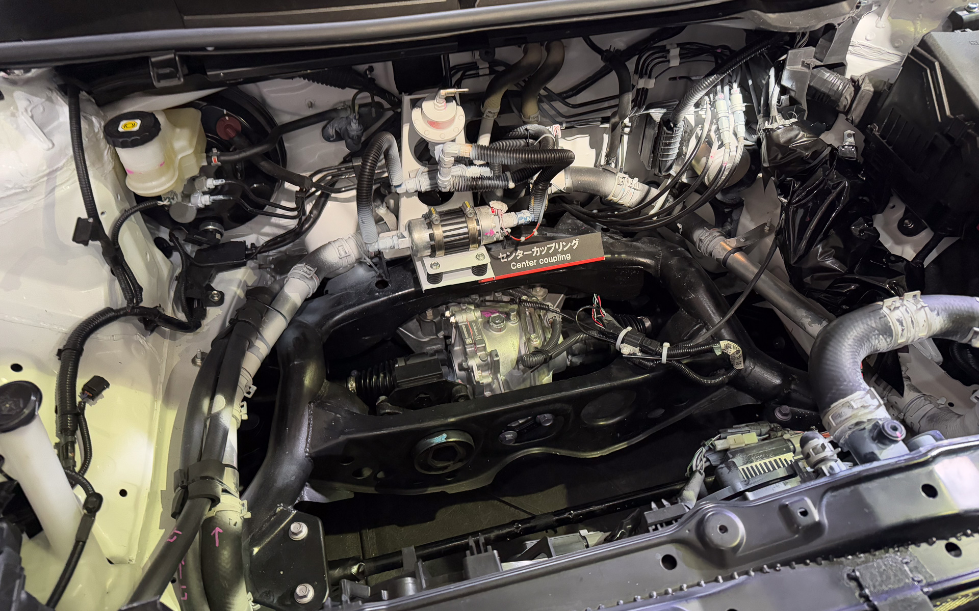 トルク分割のセンターカップリングやフロントデフ。それを支えている黒いメンバーは、GRヤリスの後部にあったもの。ここを見ると、GRヤリスを前後逆にして作られたものだと分かる