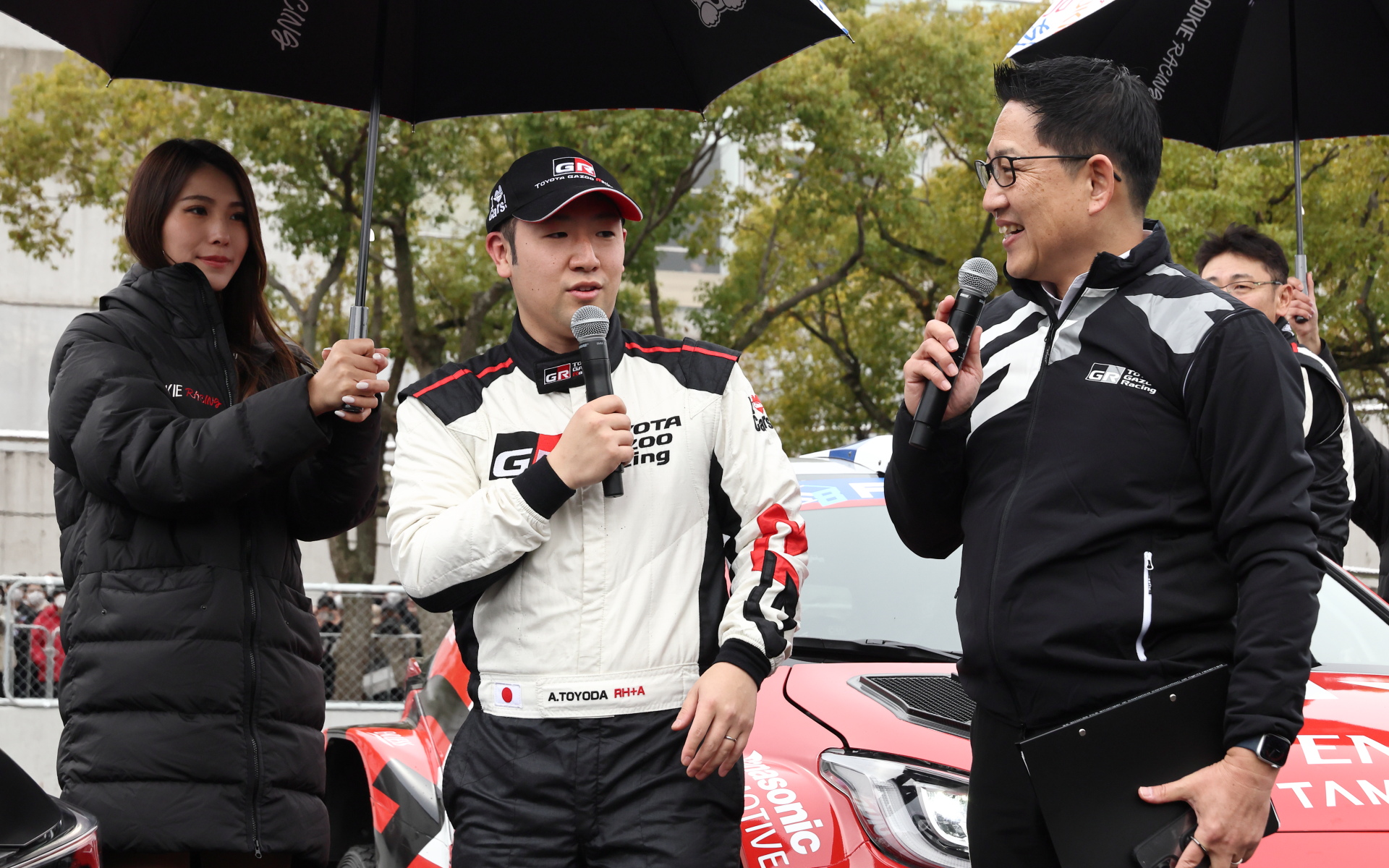 「A.TOYODA」と織り込まれている、やや大きめのレーシングスーツを着る豊田大輔選手。GRカローラ ラリーコンセプトの世界デビューを飾った