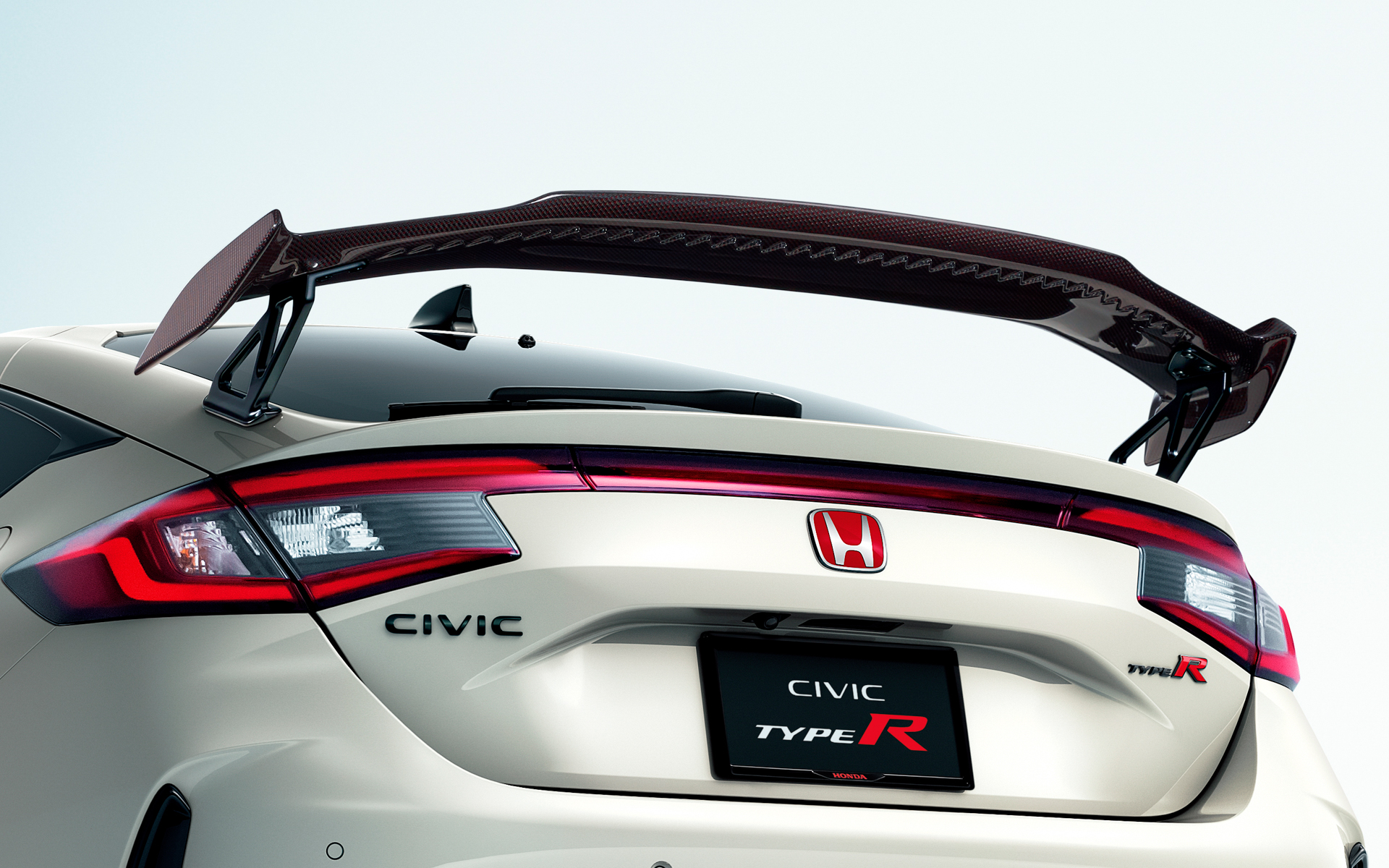 「テールゲートスポイラー」は、カーボン繊維に赤いポリエステルを編み込んだドライカーボン製。大きな翼端板を持ち、よりスポーティなデザインに加え、主翼下面には鋸刃（シェブロン）形状の“実効空力”デバイスを配置することによって乗り味のカスタマイズを楽しめる