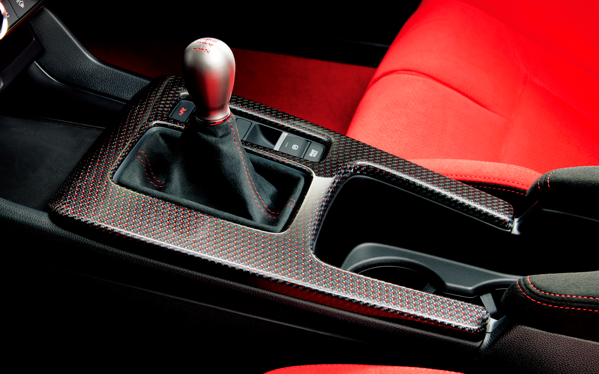 センターコンソール部とドアパネル部に装着する「インテリアパネル」は、テールゲートスポイラーと同様のカーボン製で室内でもスポーティさを演出