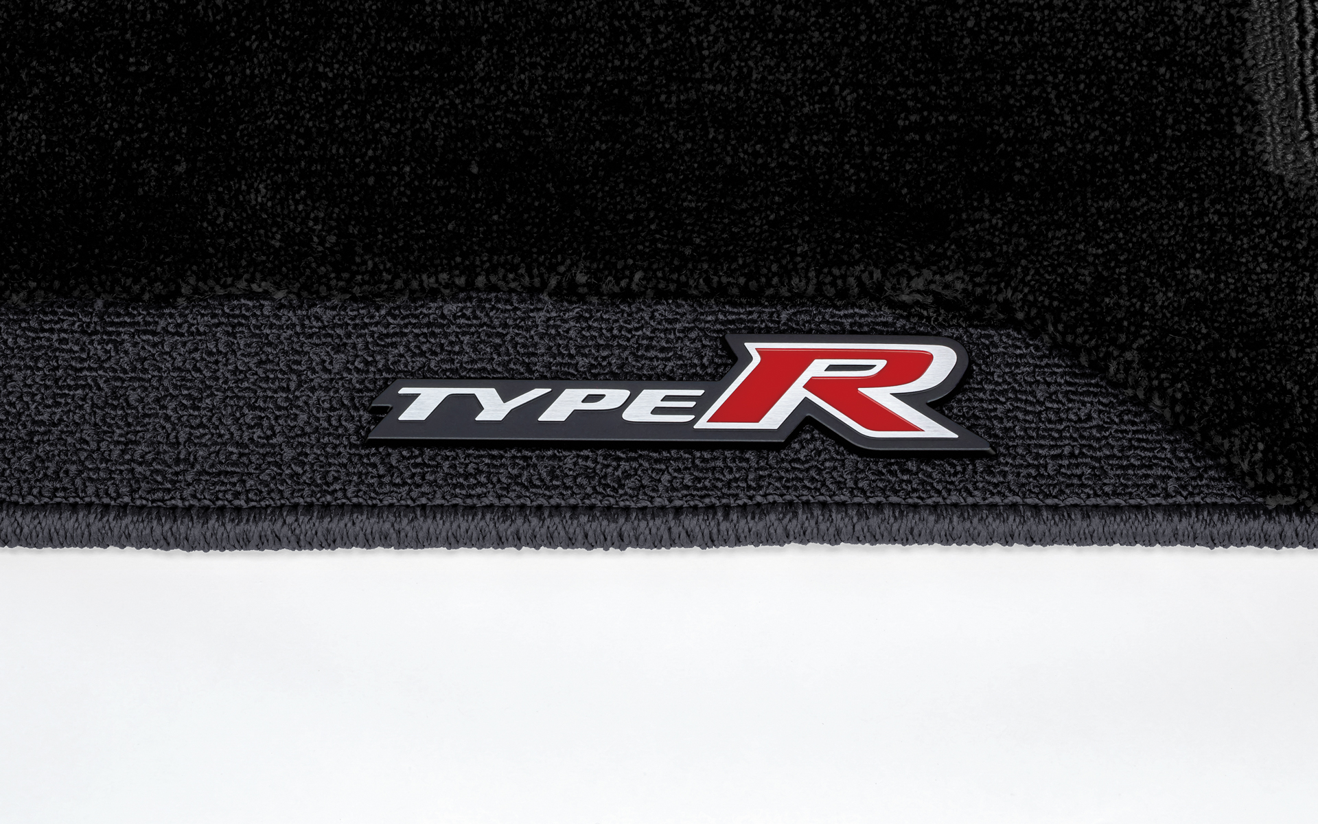 運転席にはアルミ製の“TYPE R”ロゴがあしらわれている
