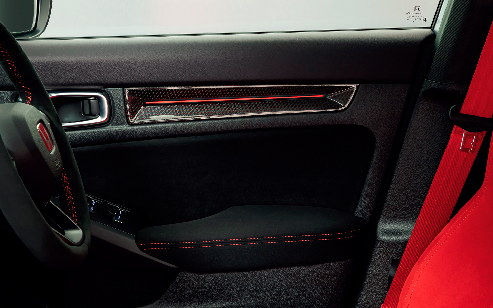 センターコンソール部とドアパネル部に装着する「インテリアパネル」は、テールゲートスポイラーと同様のカーボン製で室内でもスポーティさを演出