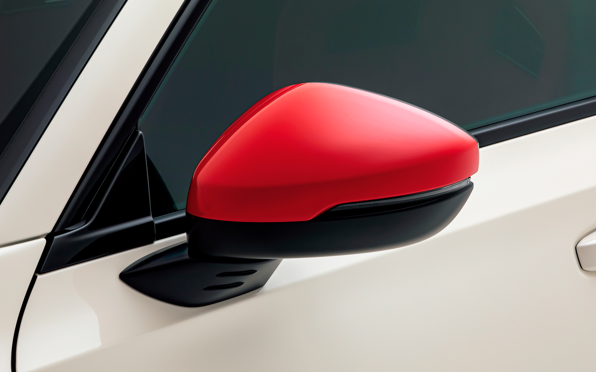 ドアミラーカバーは左右セットで1万5400円