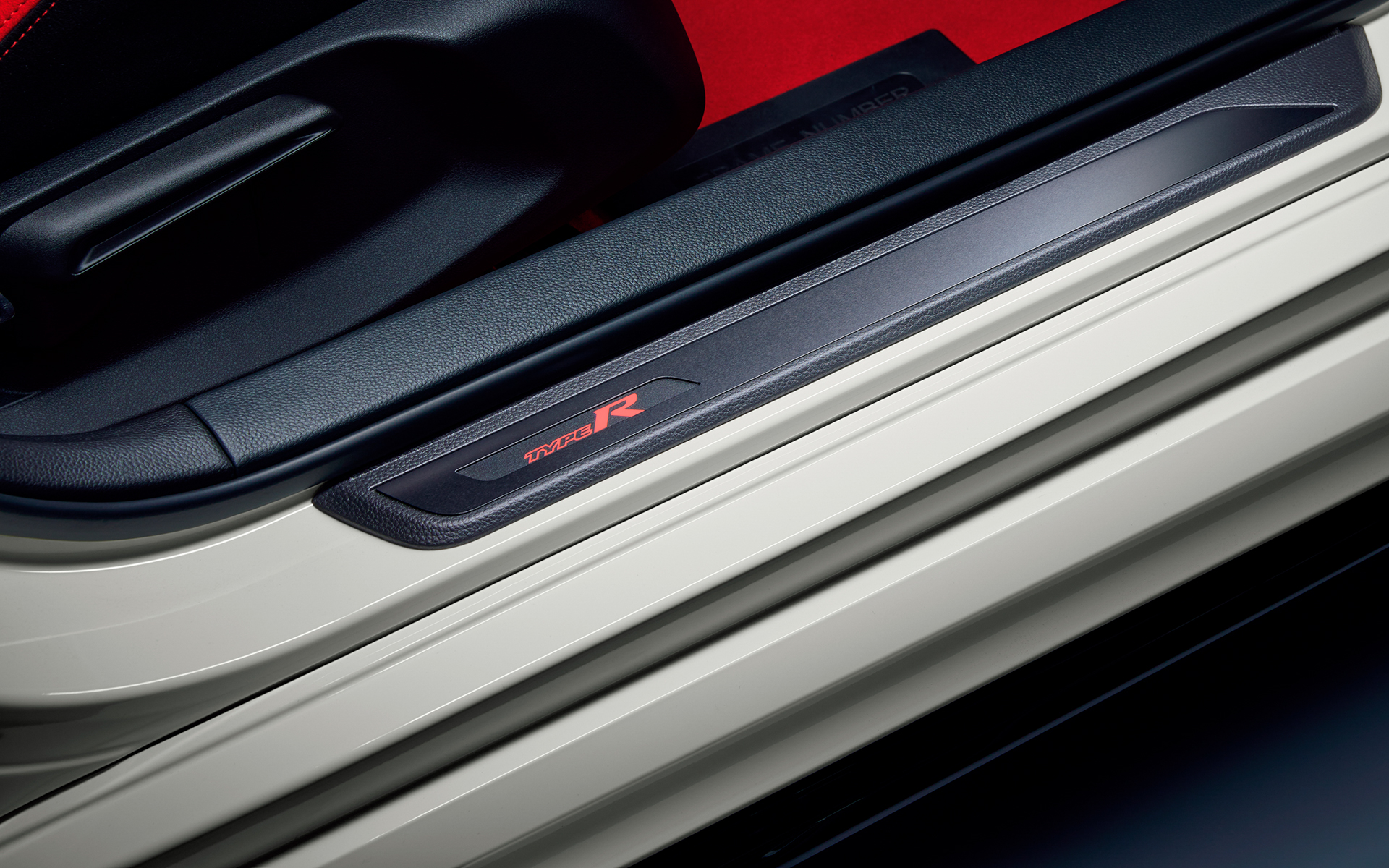 サイドステップガーニッシュは左右4枚セットで3万800円（フロントのみLEDレッドイルミネーション付き）