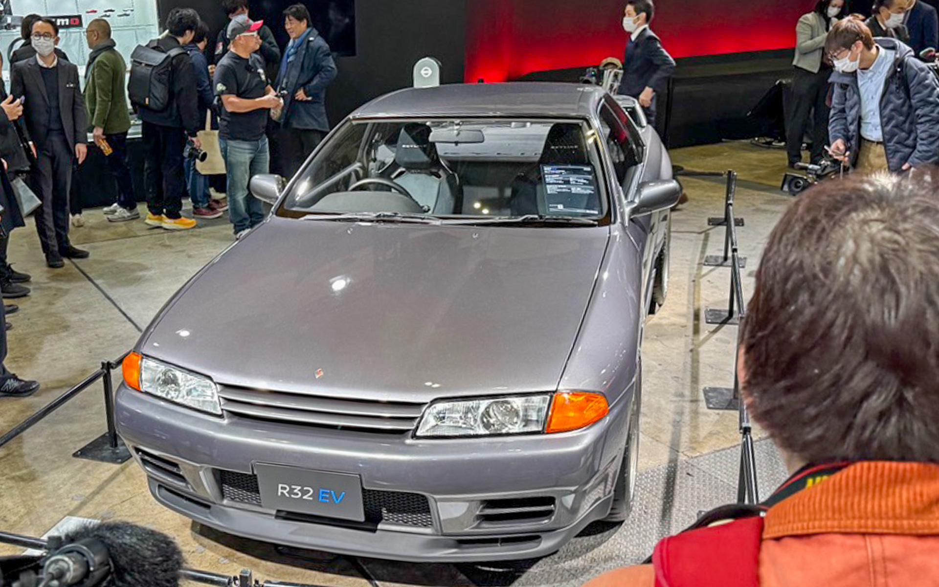 日産ブースで目を惹いた「R32 GT-R EVコンバージョン」。なんとパドルシフト機能を搭載していて、マニュアルギアシフトの感覚を再現しているのだとか。シフトチェンジの時は、まるで機械式ギヤボックスを介してクラッチ操作でシフトチェンジをするような感覚を味わえる制御を入れているということで、乗ってみたいですね〜