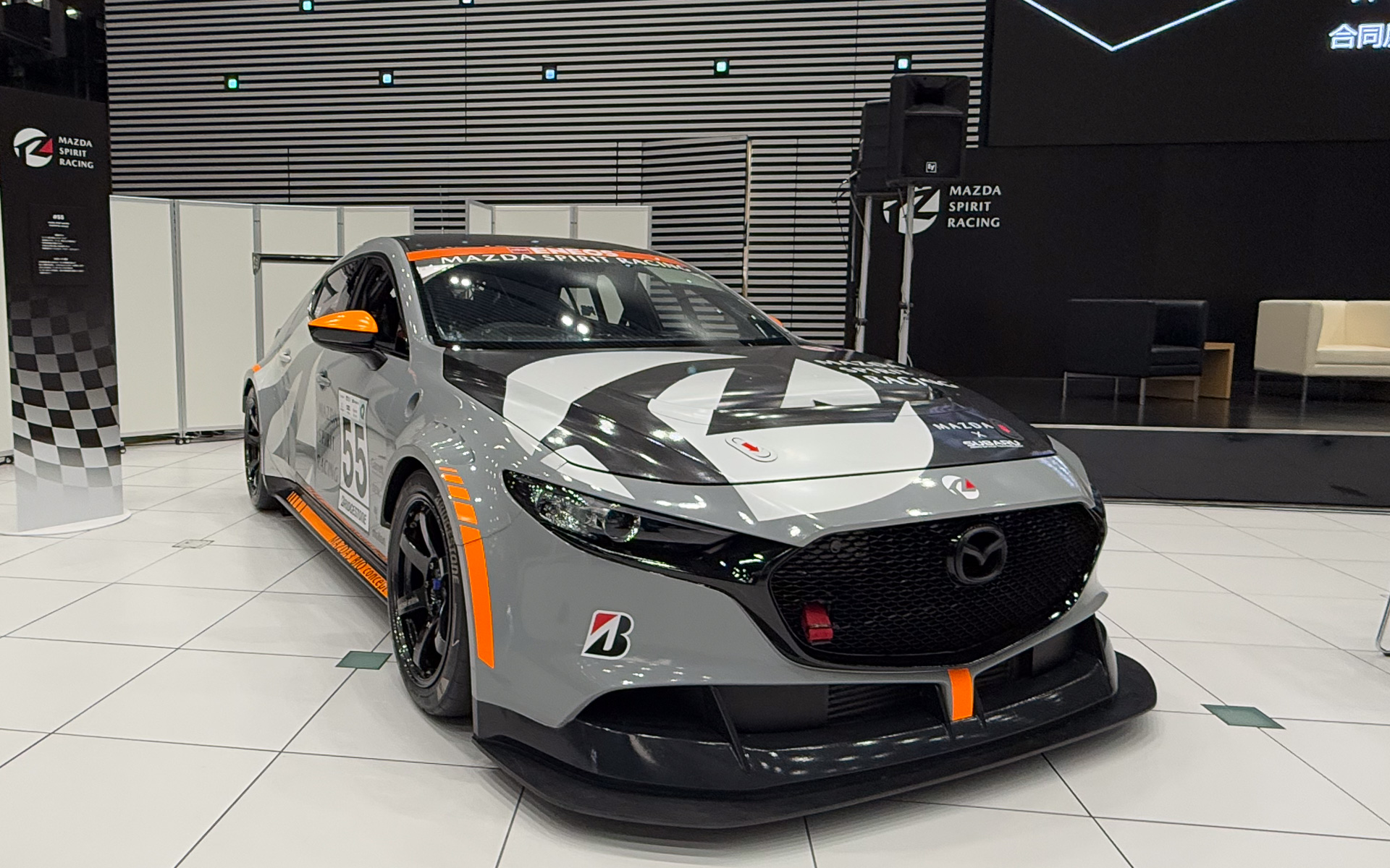 スバル本社ショールームに展示されたマツダ3