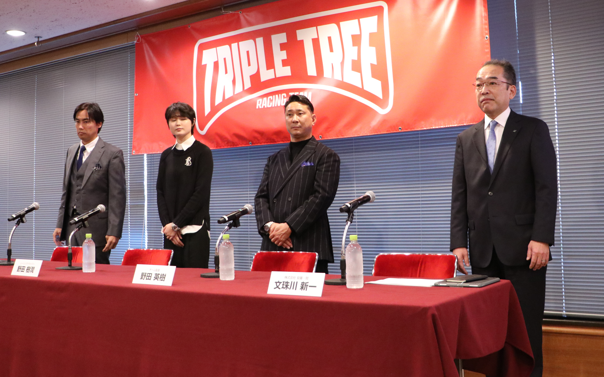 左からチーム代表の村司宏樹氏、ドライバーのJuju選手、チーム監督の野田秀樹氏、メインスポンサーを務める株式会社安藤・間の執行役員 管理本部長 文珠川新一氏