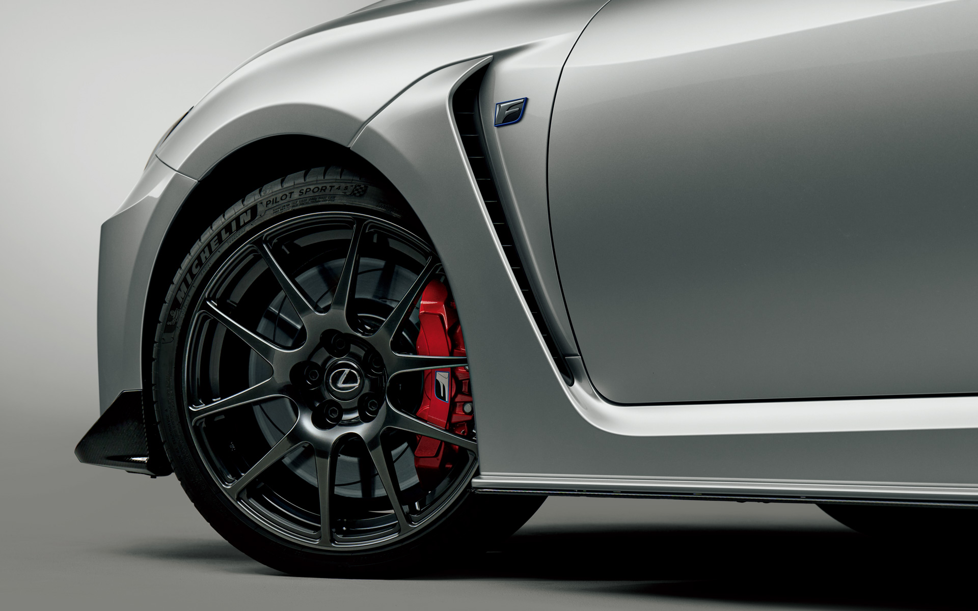 RC F“Final Edition”専用タイヤ/ホイール/ブレーキキャリパー