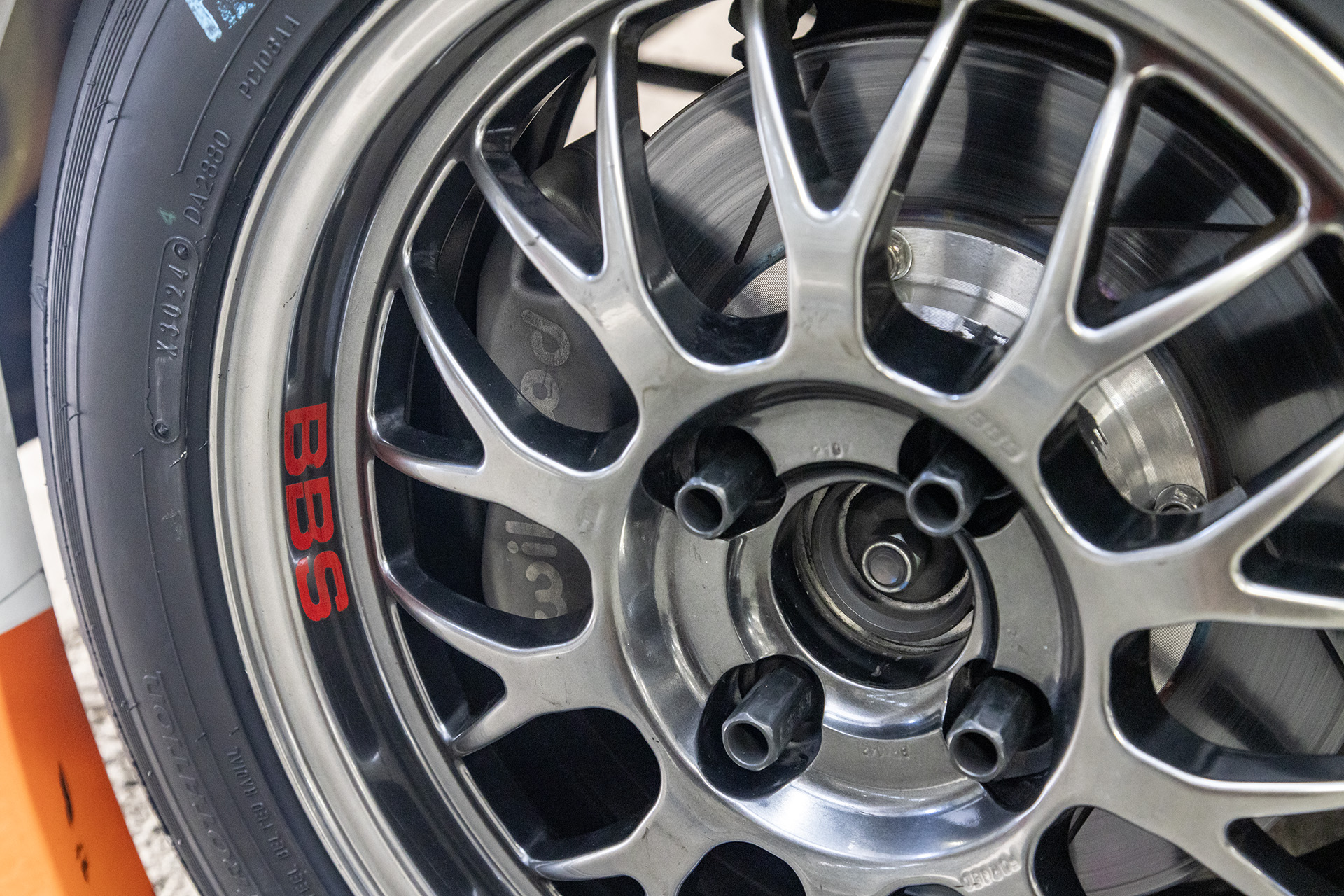 ブレーキパッドを変更したのに合わせて、ブレーキバランスをコクピットにあるダイヤルで調整しながら自分の走りにアジャストしていく