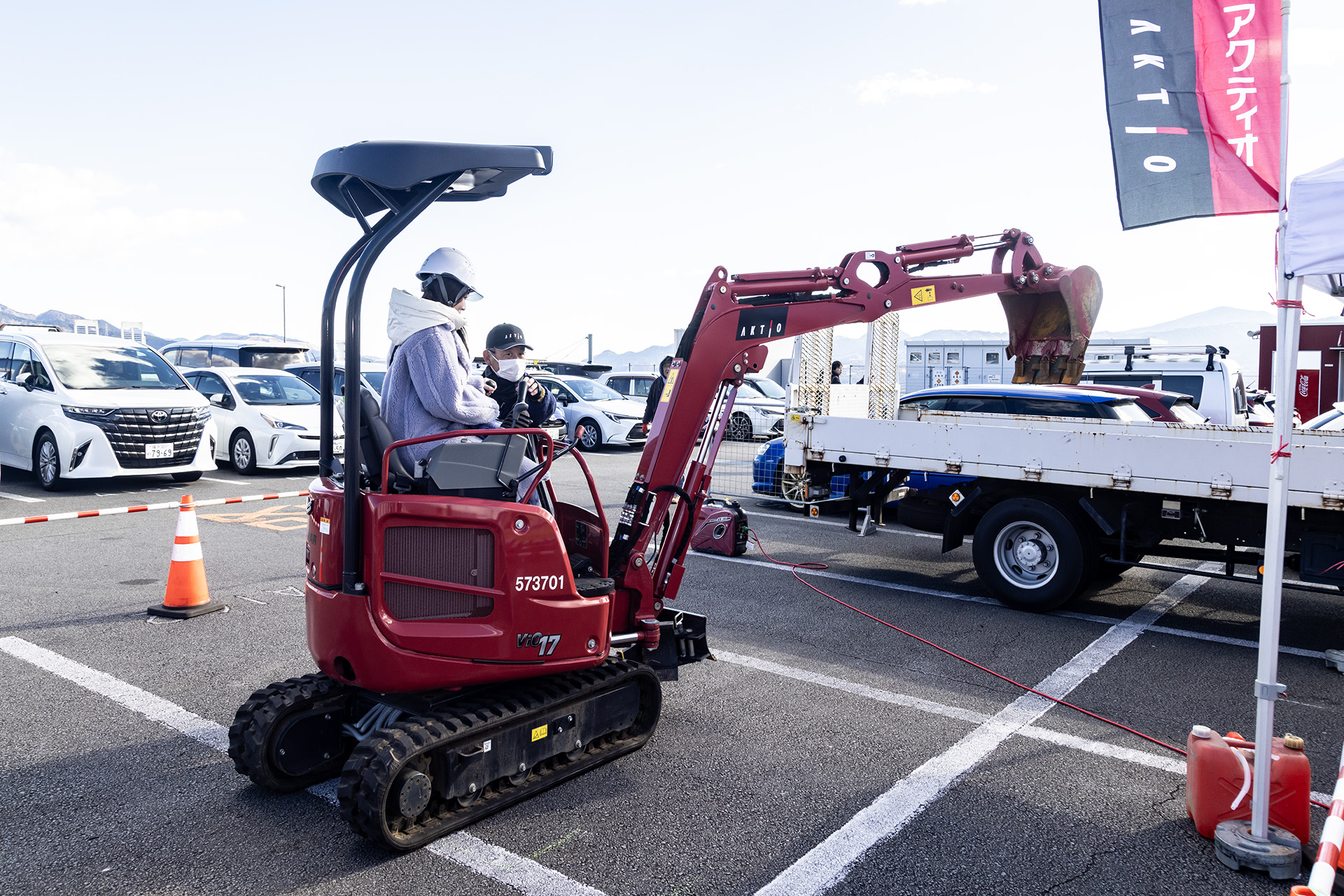 KYOJO CUPは年々参加選手も観客も増えているが、同時にパートナーも増えていて、パドックではいろいろな展示が行なわれる