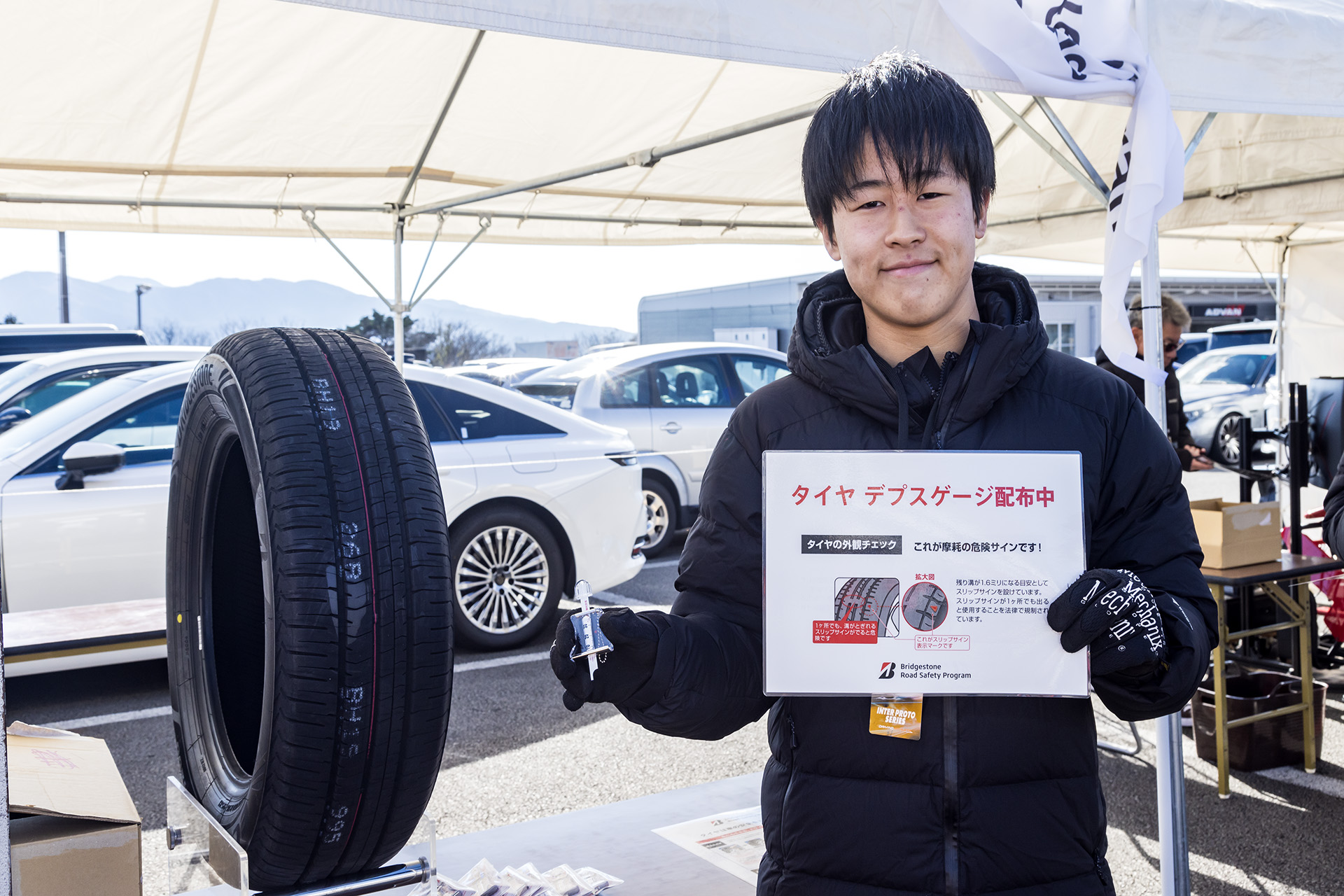 KYOJO CUPは年々参加選手も観客も増えているが、同時にパートナーも増えていて、パドックではいろいろな展示が行なわれる