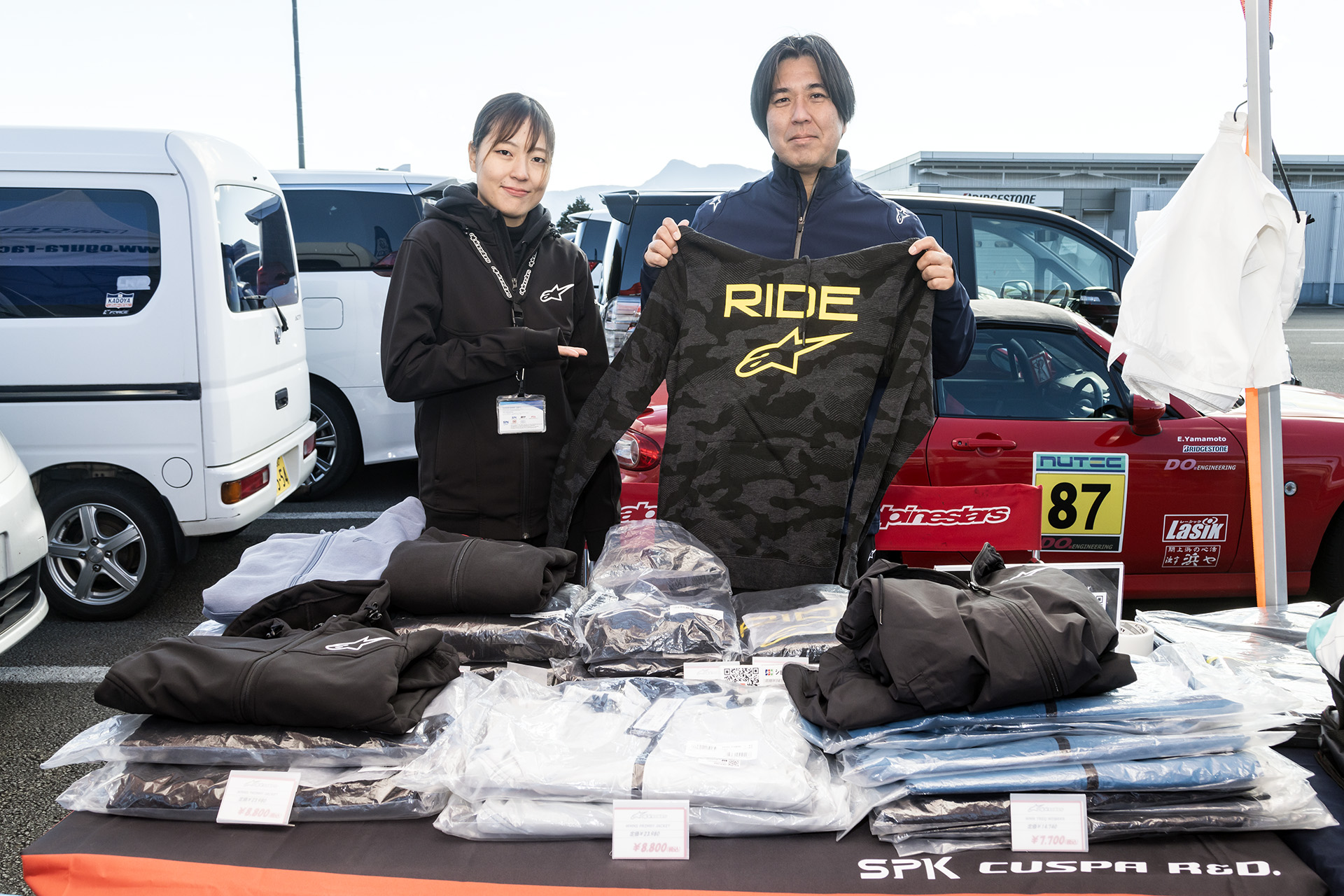 KYOJO CUPは年々参加選手も観客も増えているが、同時にパートナーも増えていて、パドックではいろいろな展示が行なわれる