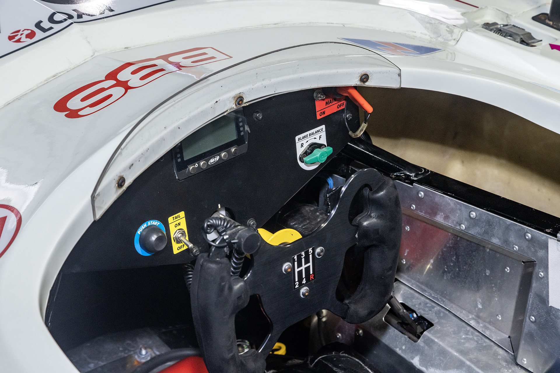 ブレーキパッドを変更したのに合わせて、ブレーキバランスをコクピットにあるダイヤルで調整しながら自分の走りにアジャストしていく