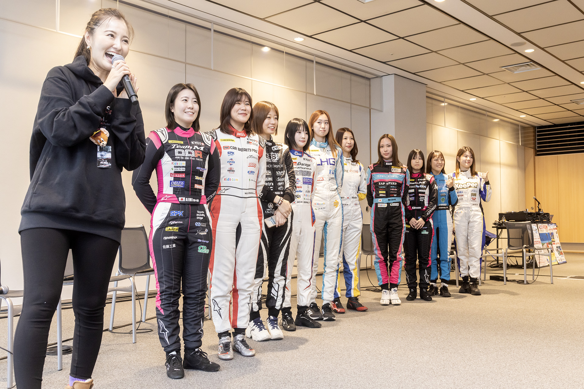 来場者やファンに向けての選手紹介の様子