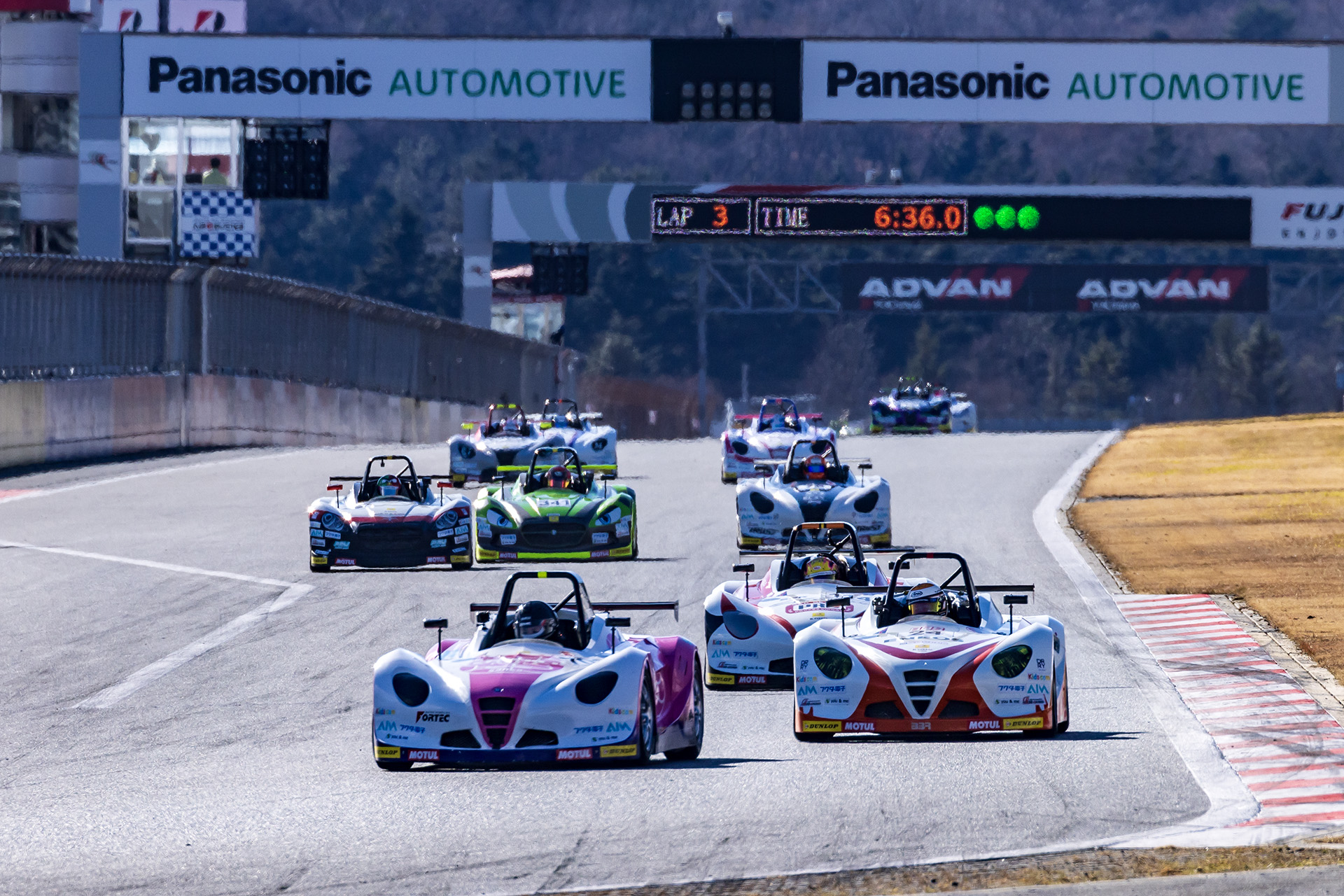 1周目に順位を落としていた114号車 Car Beauty ProRSS VITAの翁長実希選手が怒涛の追い上げを見せ、4週目の1コーナーで私の背後に迫る