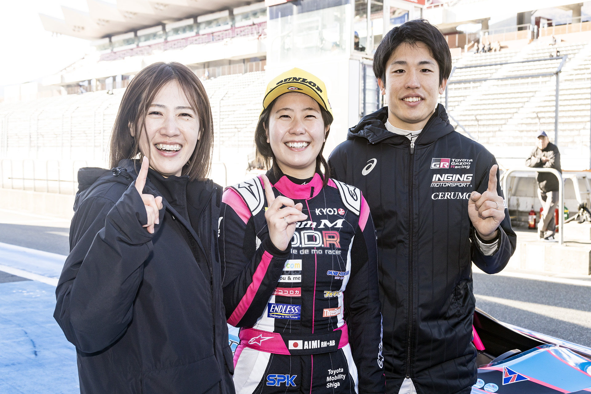 左から、Team Mのオーナーの三浦愛さん、斎藤愛未選手、スーパーフォーミュラとSUPER GTの両方で2024年シリーズチャンピオンを獲得した斎藤選手の旦那さま坪井翔選手