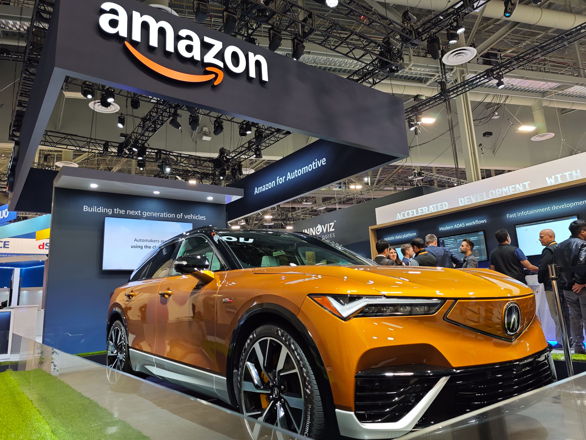 ホンダ（北米ブランドのアキュラ）のZDXが展示されていたCESでのAWSブース